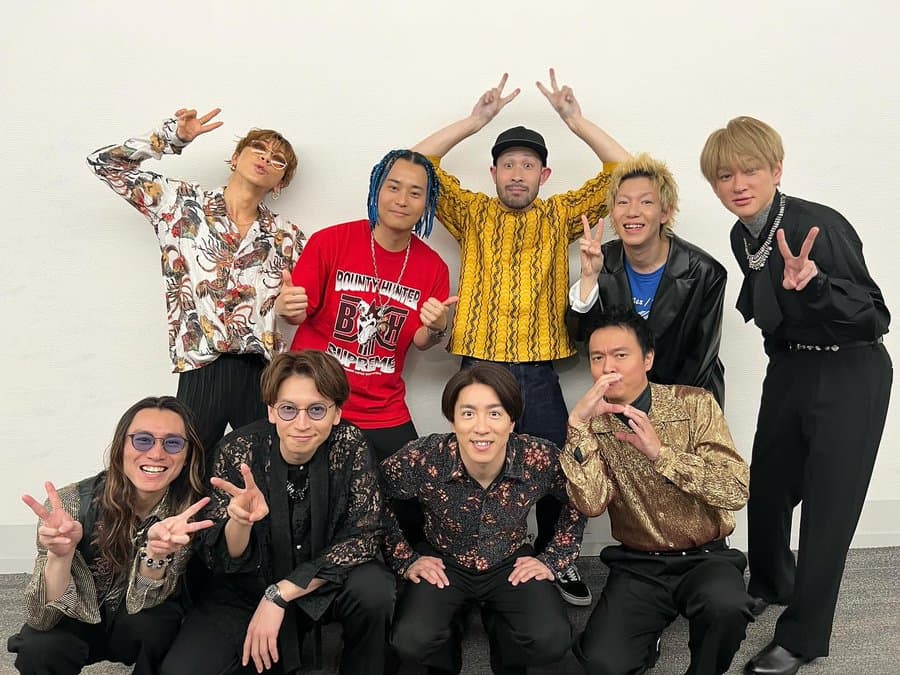 「SUPER EIGHT」(前排)與搖滾樂團「SUPER BEAVER」在後台開心合影。(翻攝自SUPER EIGHT Instagram)