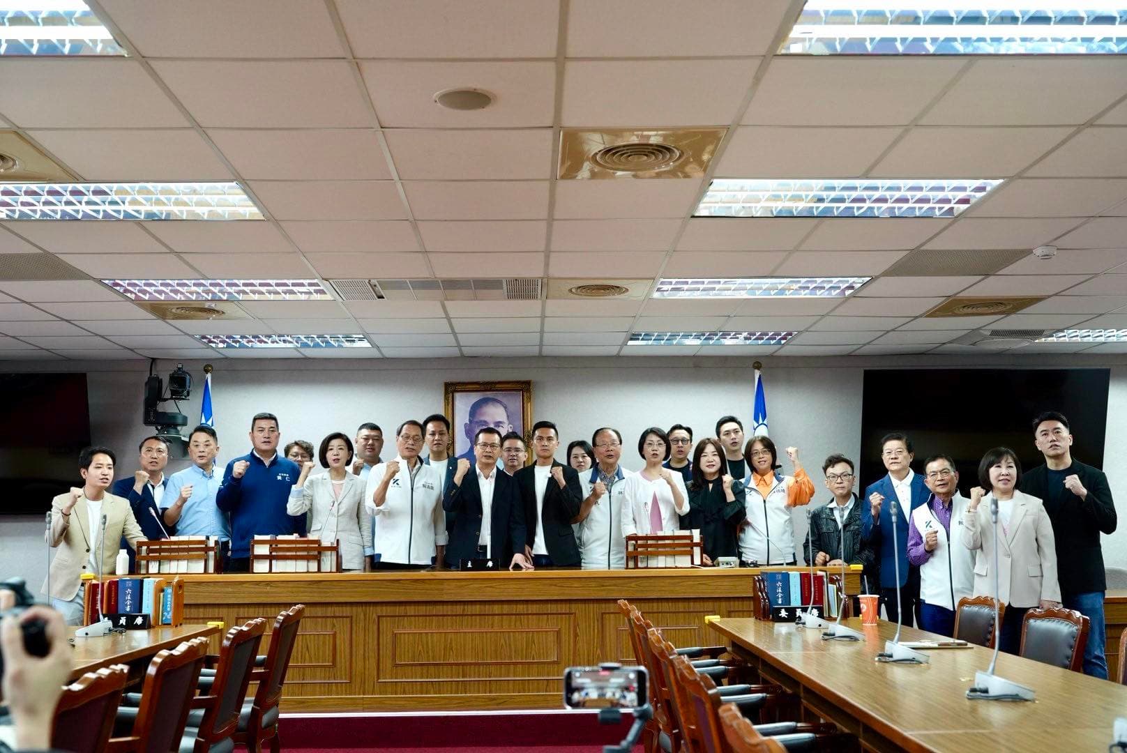 何元楷今天跑到立法院召開記者會,包含羅智強等人共23位國民黨立委都站出來力挺,他在發言過程中一渡語帶哽咽。(翻攝自何元楷臉書)