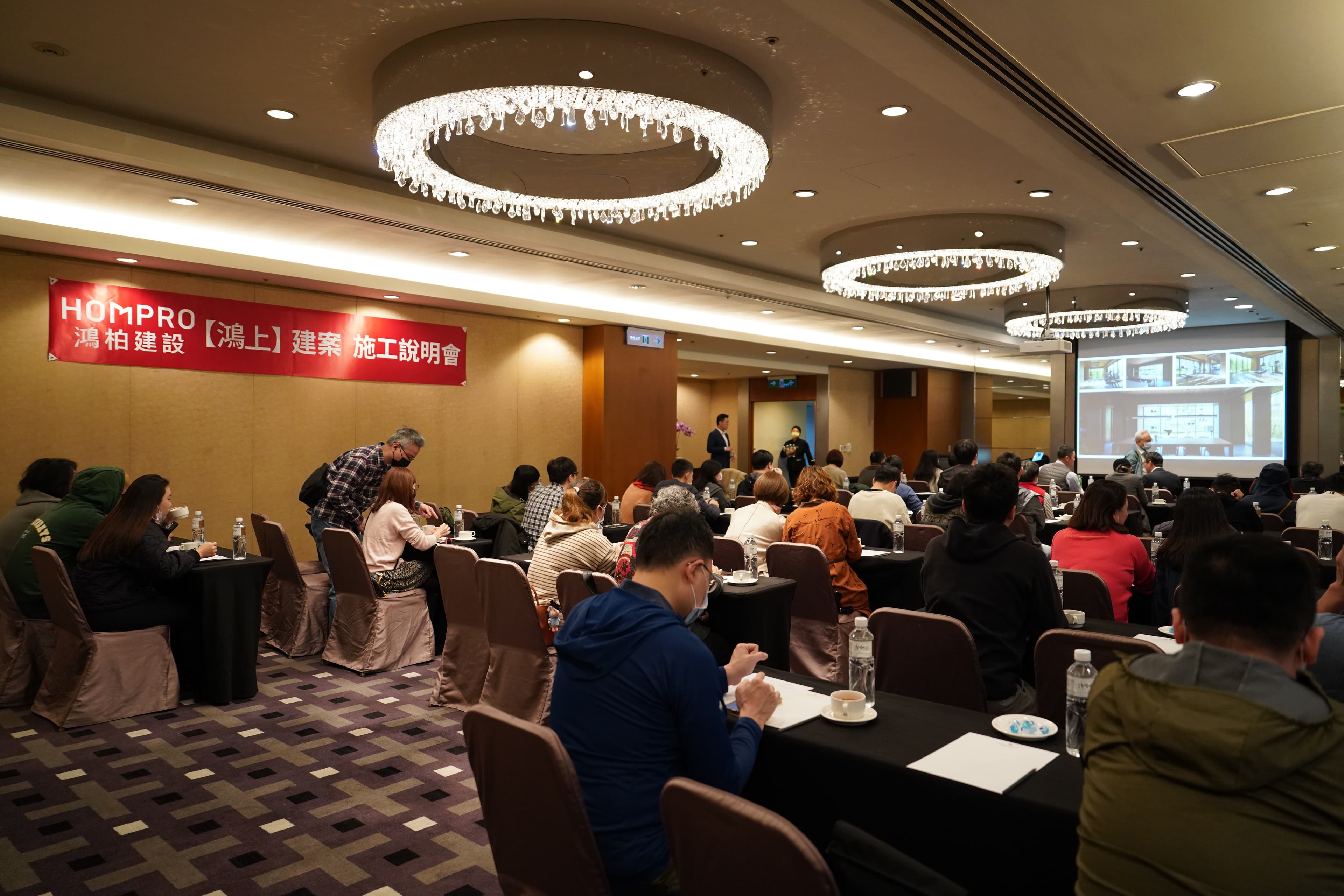 結構顧問張宏成指出,二代接班後不僅延續鴻柏建設董事長對品質的堅持,也更進一步提倡舉辦施工說明會,把結構安全等所有資訊變得更透明,讓買房這件事變得更安心。(圖/鴻柏建設)