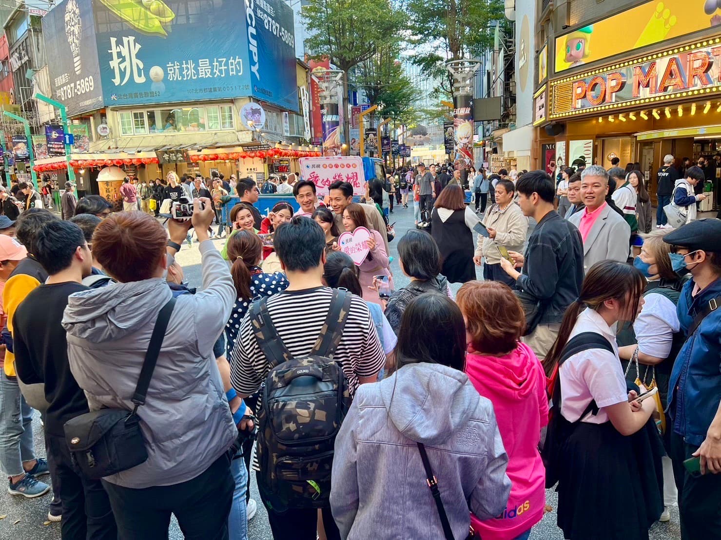 民視八點檔《愛的榮耀》演員現身西門町,吸引民眾圍觀搶拍。(民視提供)