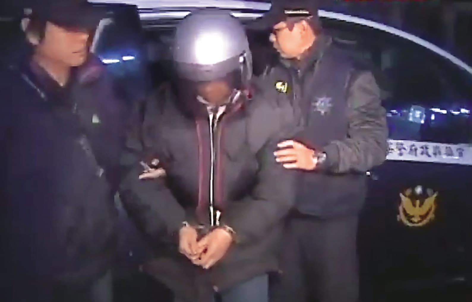 沈文賓(中)落網後供詞避重就輕,試圖減輕殺人的刑責。(翻攝民視新聞)