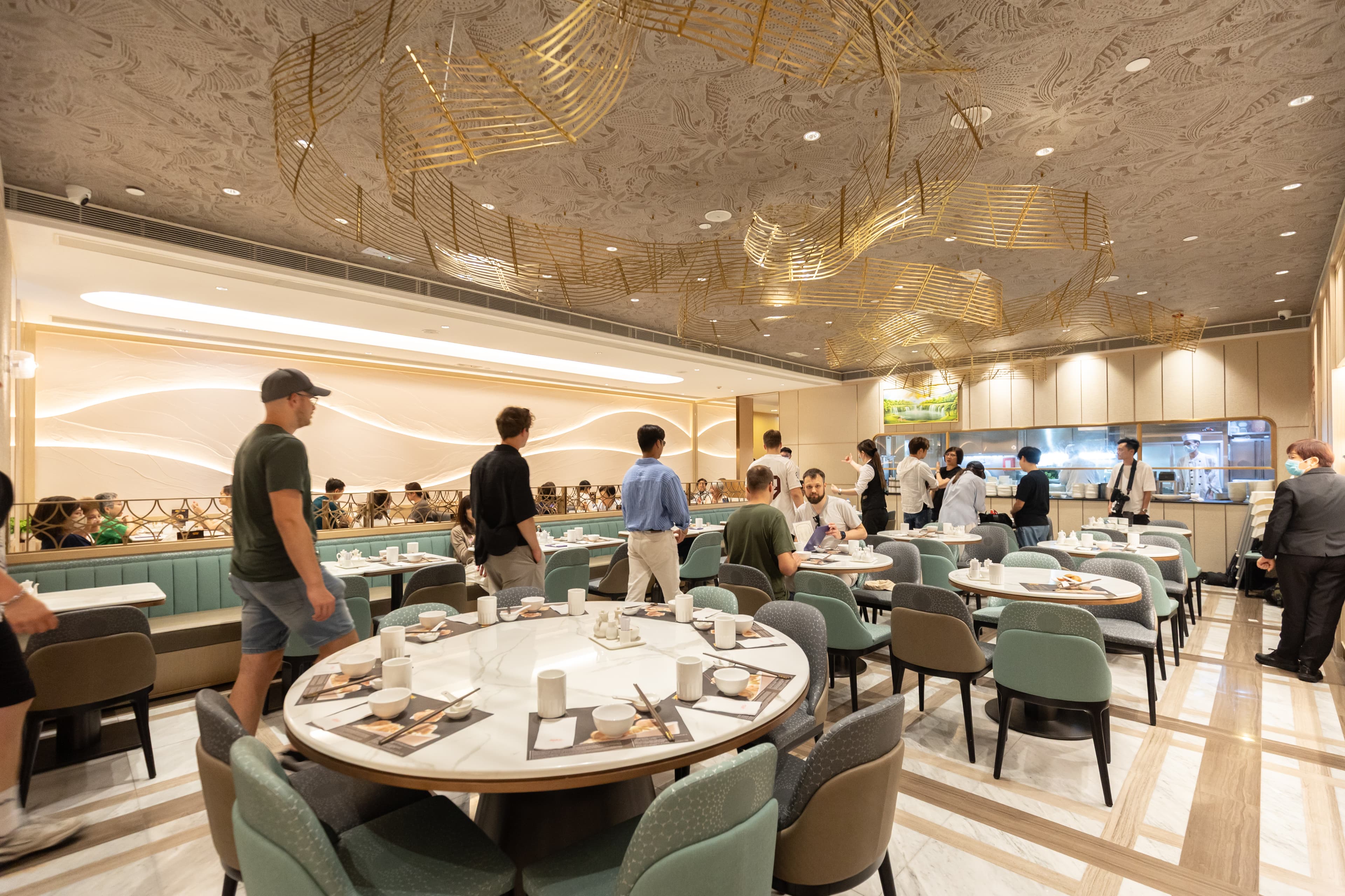 香港市區唯一的「何洪記」,裝潢雅致明亮,吸引不少海外遊客來朝聖。
