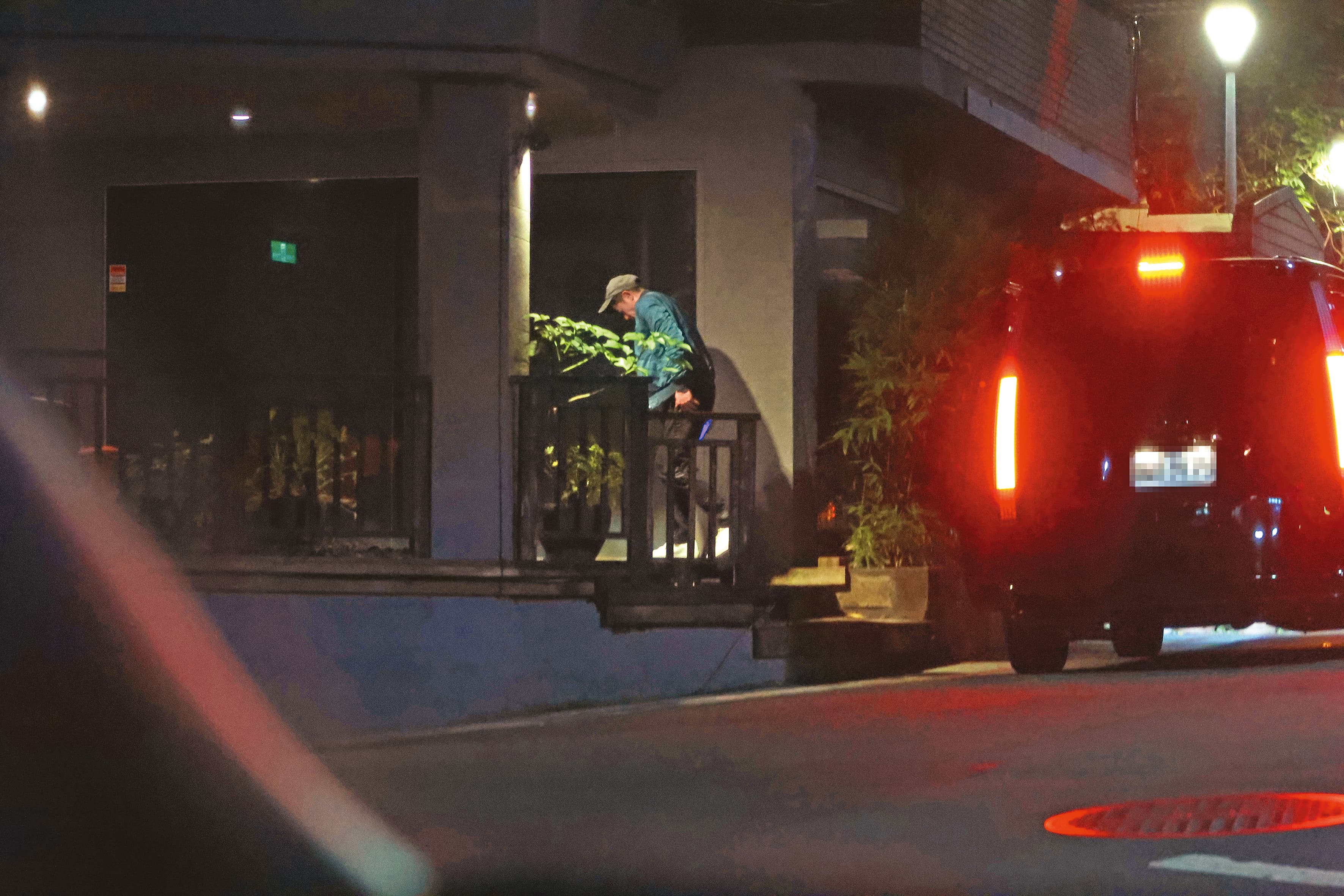 19:57收工後,郭富城直接前往他最愛的麻辣鍋店,店內早已備好鍋料,他一來就可以大快朵頤。