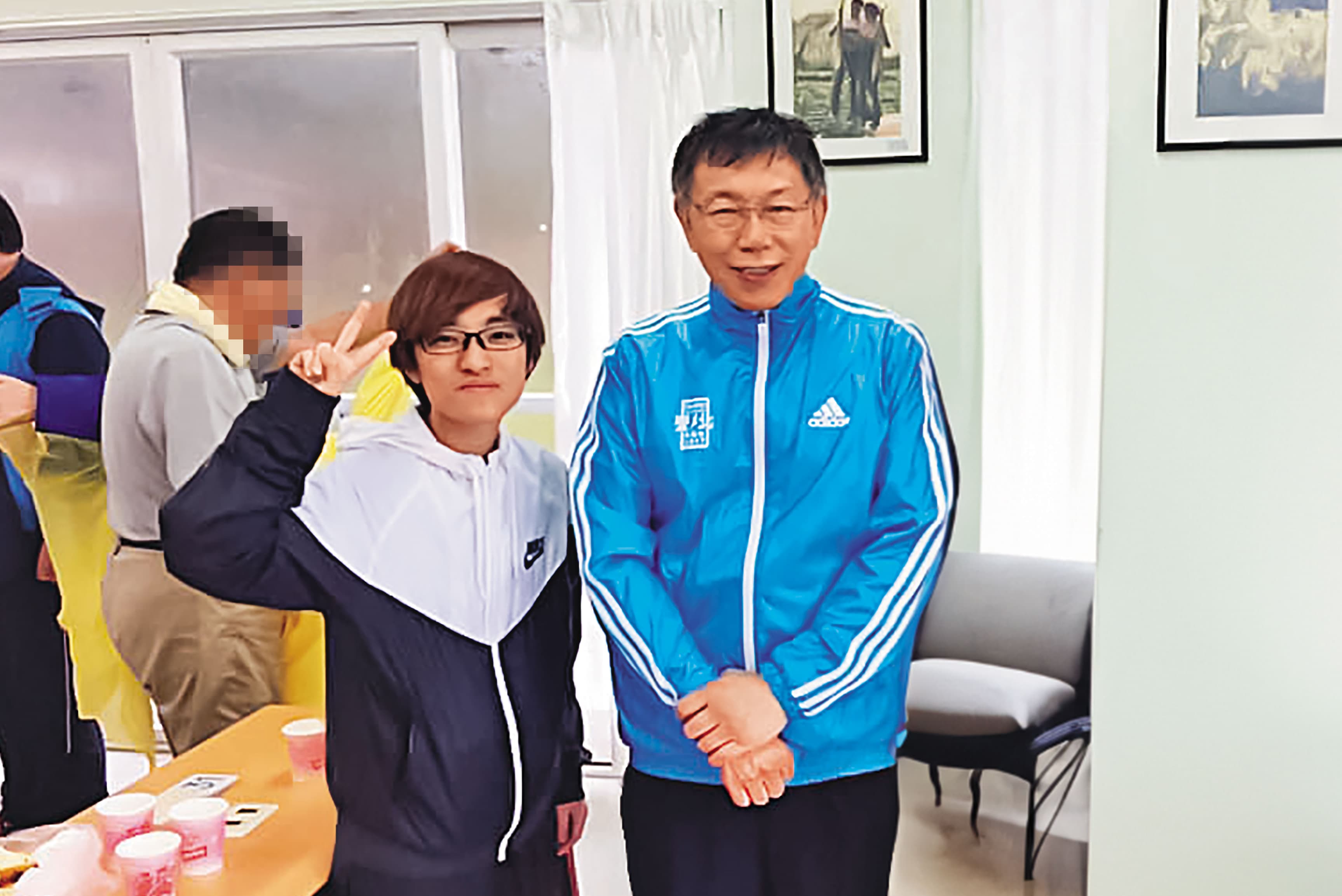 許芷瑜(左)是柯文哲(右)的貼身帳房,負責管理私帳,8月出境赴日至今未歸。(讀者提供)