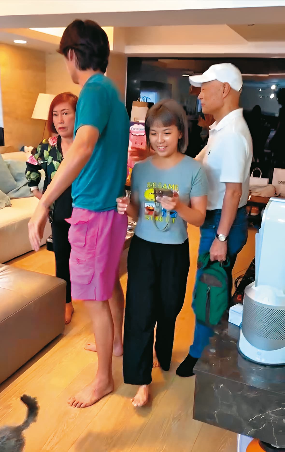 黃鐙輝(左2)和妻子萁萁(右2)在安晨妤家中聚會,意外目睹這場鬧劇,事後萁萁也出庭作證還原事發經過。