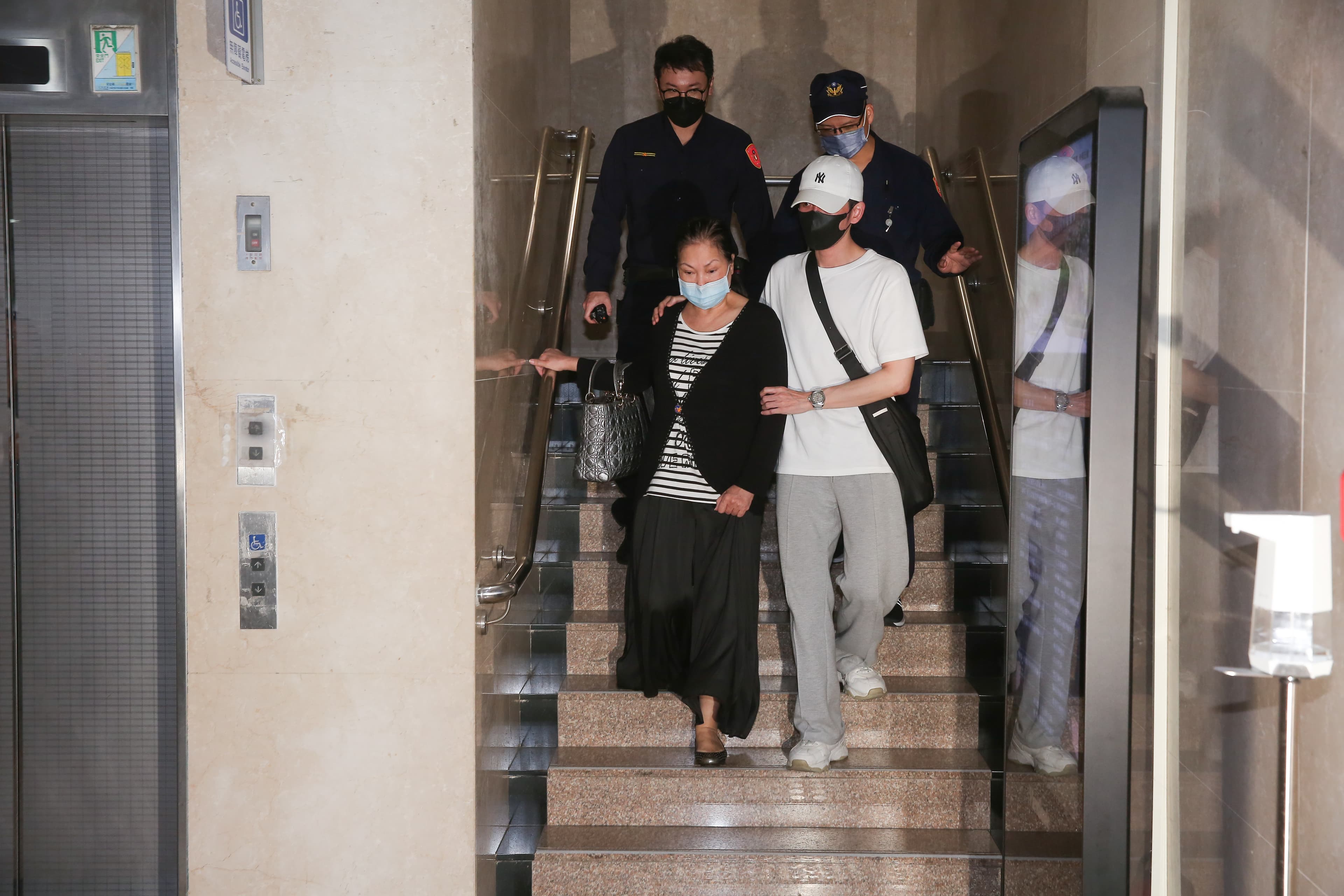 檢察官為了釐清原委,今日以證人身分約談S媽黃春梅到庭說明。