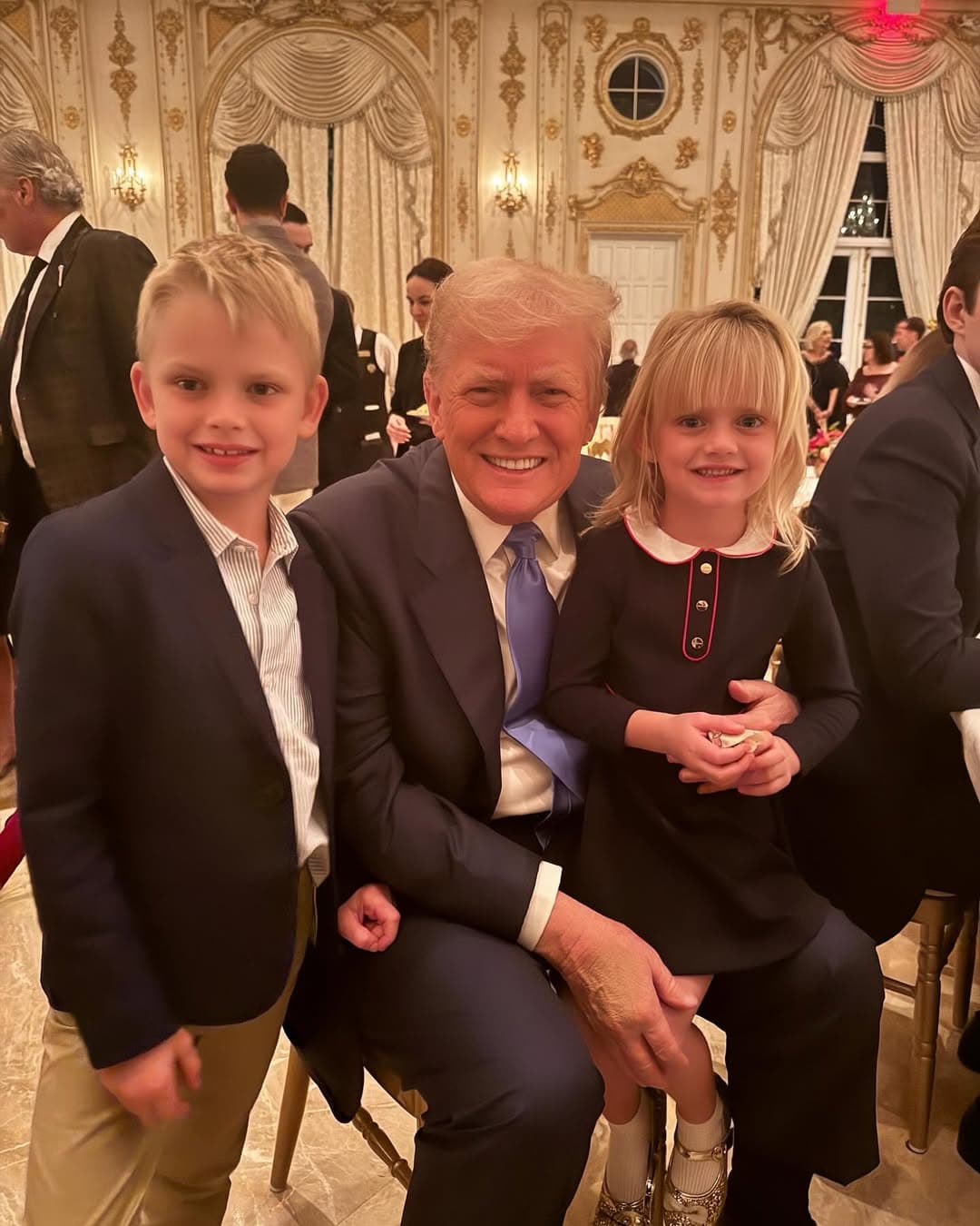 川普和兩個可愛的孫子路克、孫女卡羅萊娜。（翻攝laraleatrump IG）