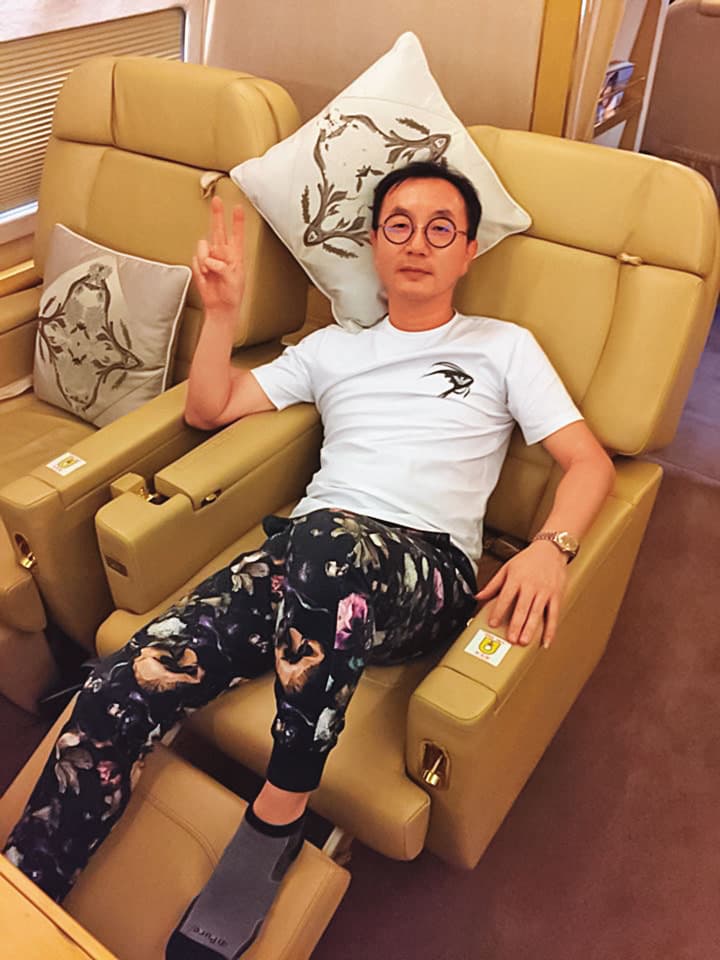 史鎮康曾任電視台的地方特派員,人脈豐沛,離職後從事不動產投資,賺進大把鈔票。(翻攝史鎮康臉書)