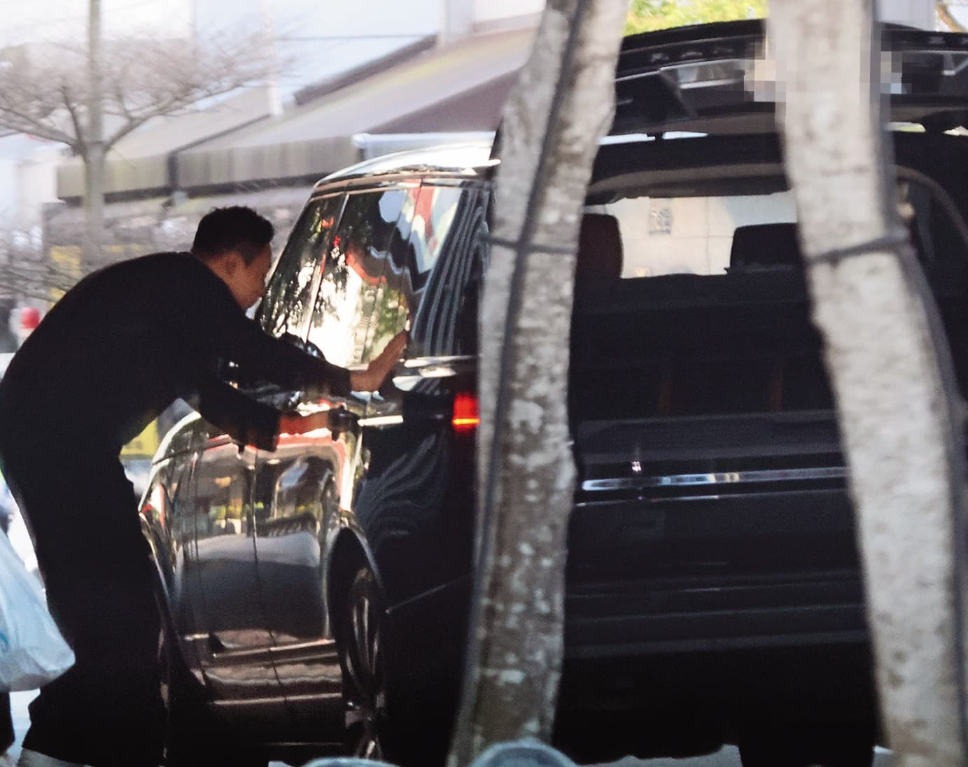 3月12日,司機載著汪小菲女兒和他會合,還沒上車汪小菲就熱情地和她打招呼。