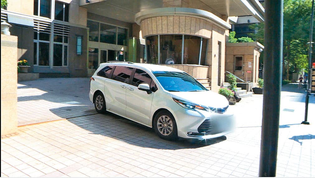 柯文哲2日直奔郭台銘位於台北市信義區松勇路的住宅,大啖地瓜粥,展現兩人密切聯繫。(鏡新聞提供)