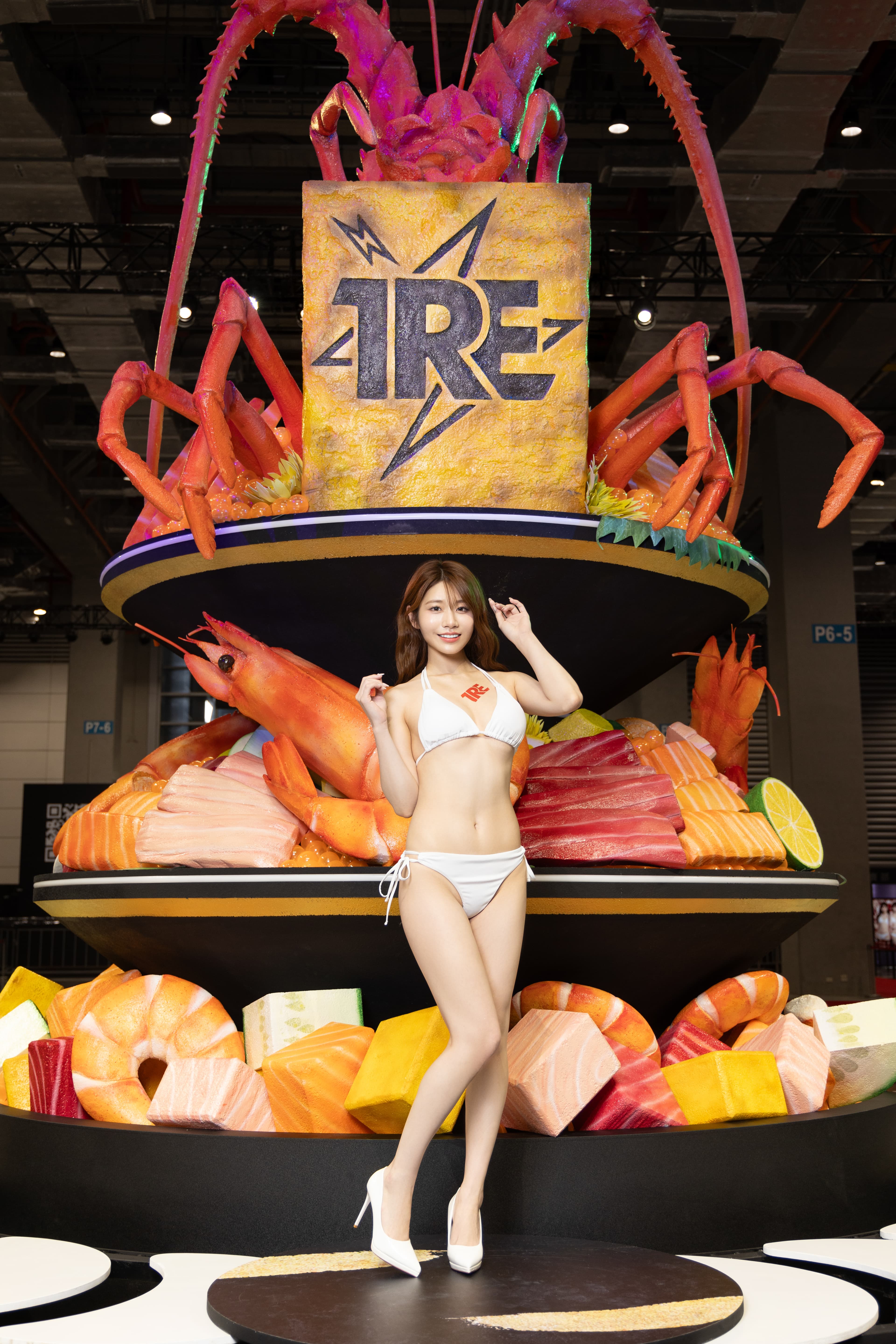 河北彩伽搶先換上比基尼,與海鮮丼飯旋轉舞台合照。(TRE提供)