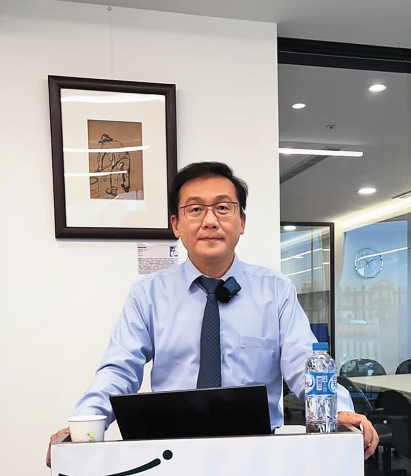 林靖在學術界及金融圈的名聲響亮,他常分享投資術,吸引不少人聆聽。(翻攝TIA 台灣勵志協會臉書)