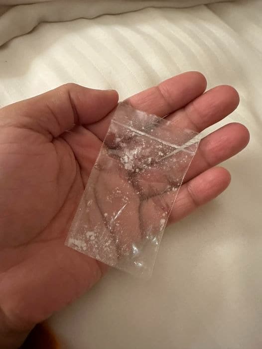 呱吉臉書表示,醒來發現床頭有包殘留白色粉末的小袋子,卻完全想不起來昨晚發生什麼事。(翻攝自Froggy Chiu臉書)