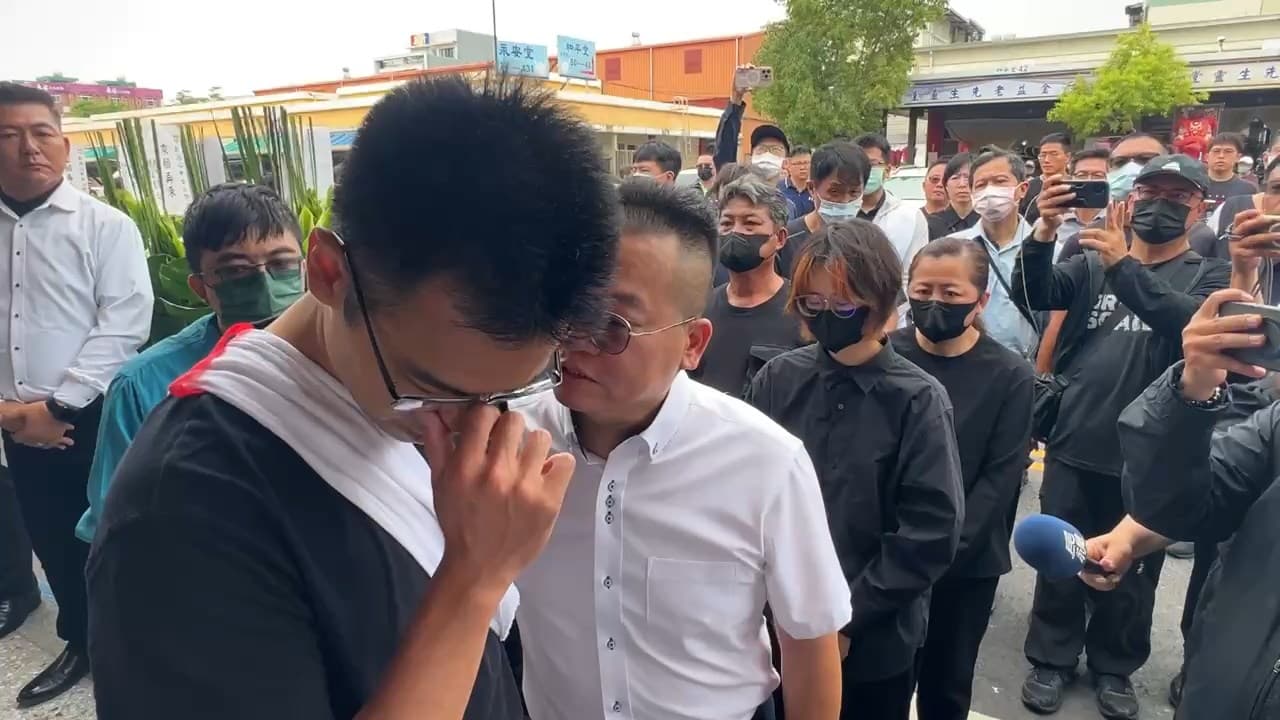 分局長廖水池溝通後,鄭詠心的哥哥雖仍面有難色,仍點頭同意讓戴女進場拈香。(鏡新聞)