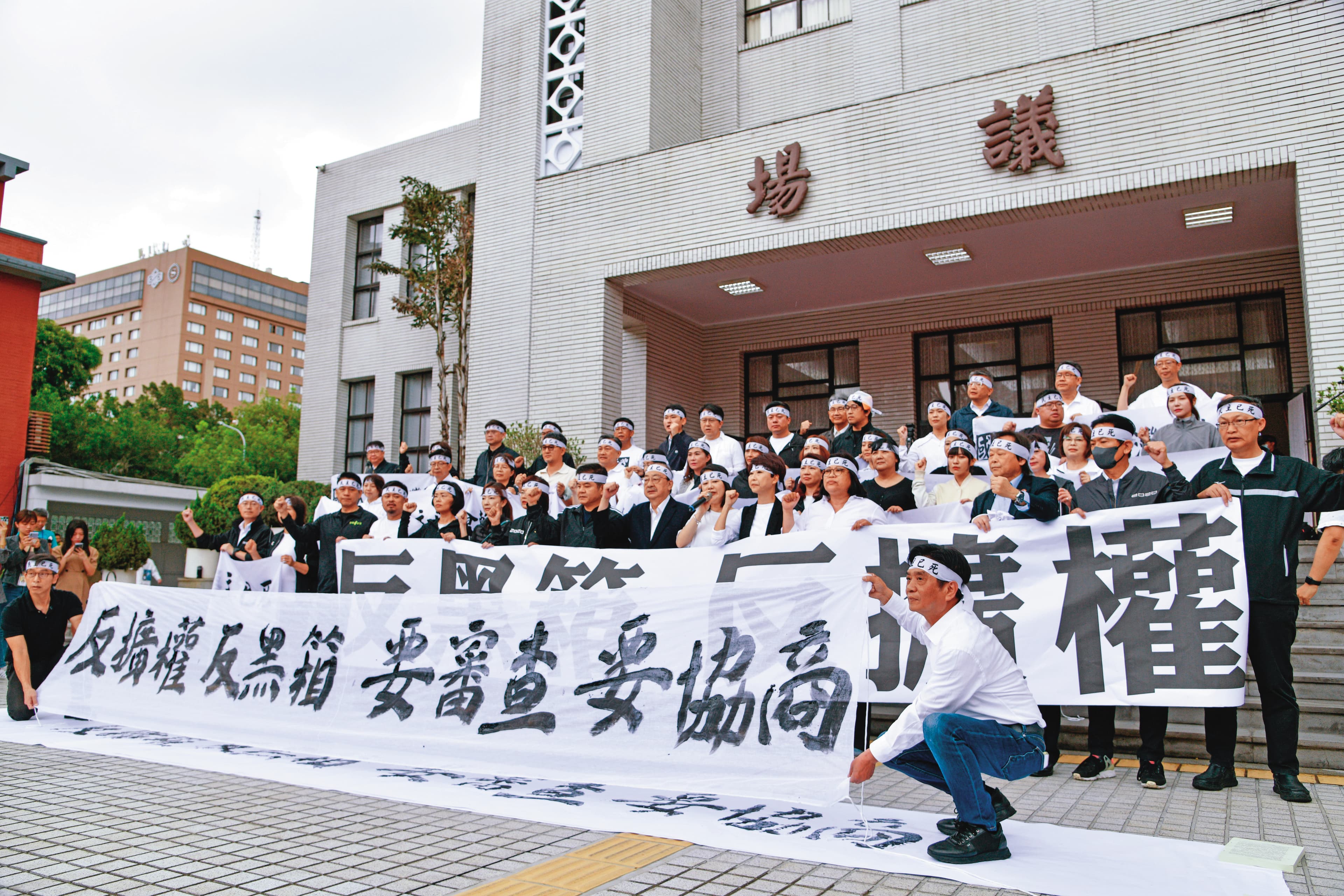 立法院民進黨團本屆轉為少數黨,至今仍在調整作戰姿態。