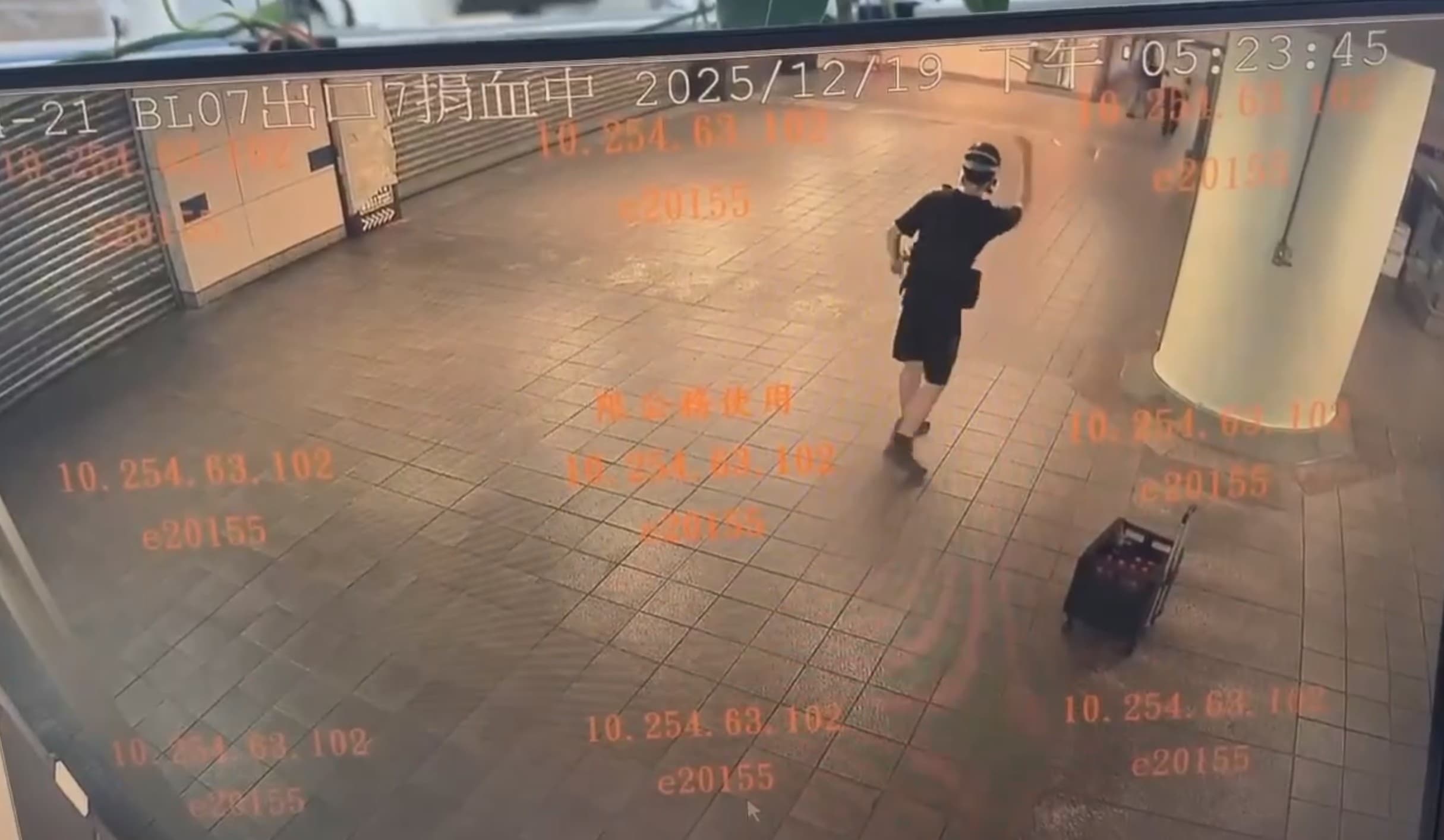 27歲張文丟擲煙霧彈。(翻攝畫面)
