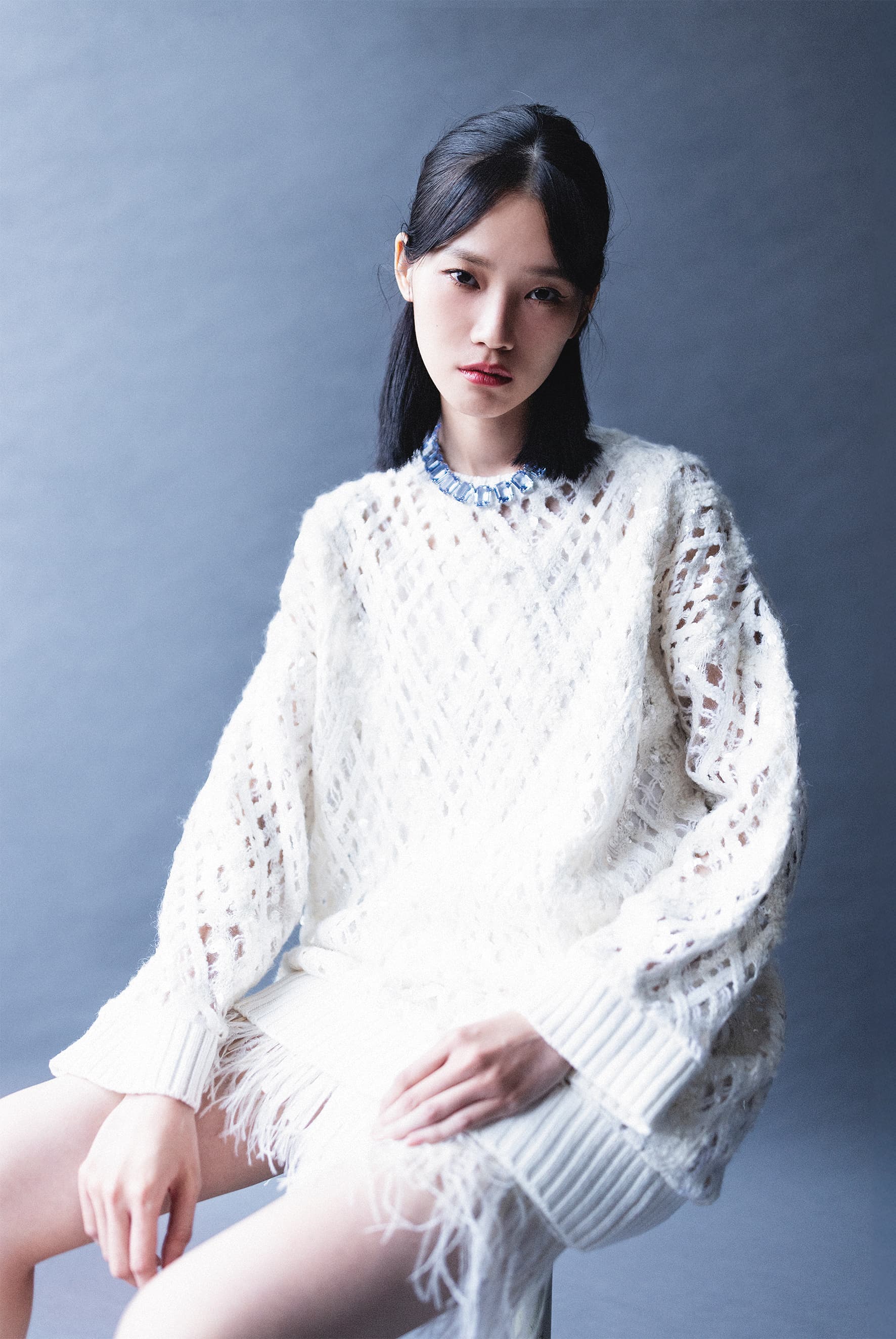 羽毛刺繡連身裙 NT$419,500 by Brunello Cucinelli／Millenia項鍊 NT$21,000 by SWAROVSKI