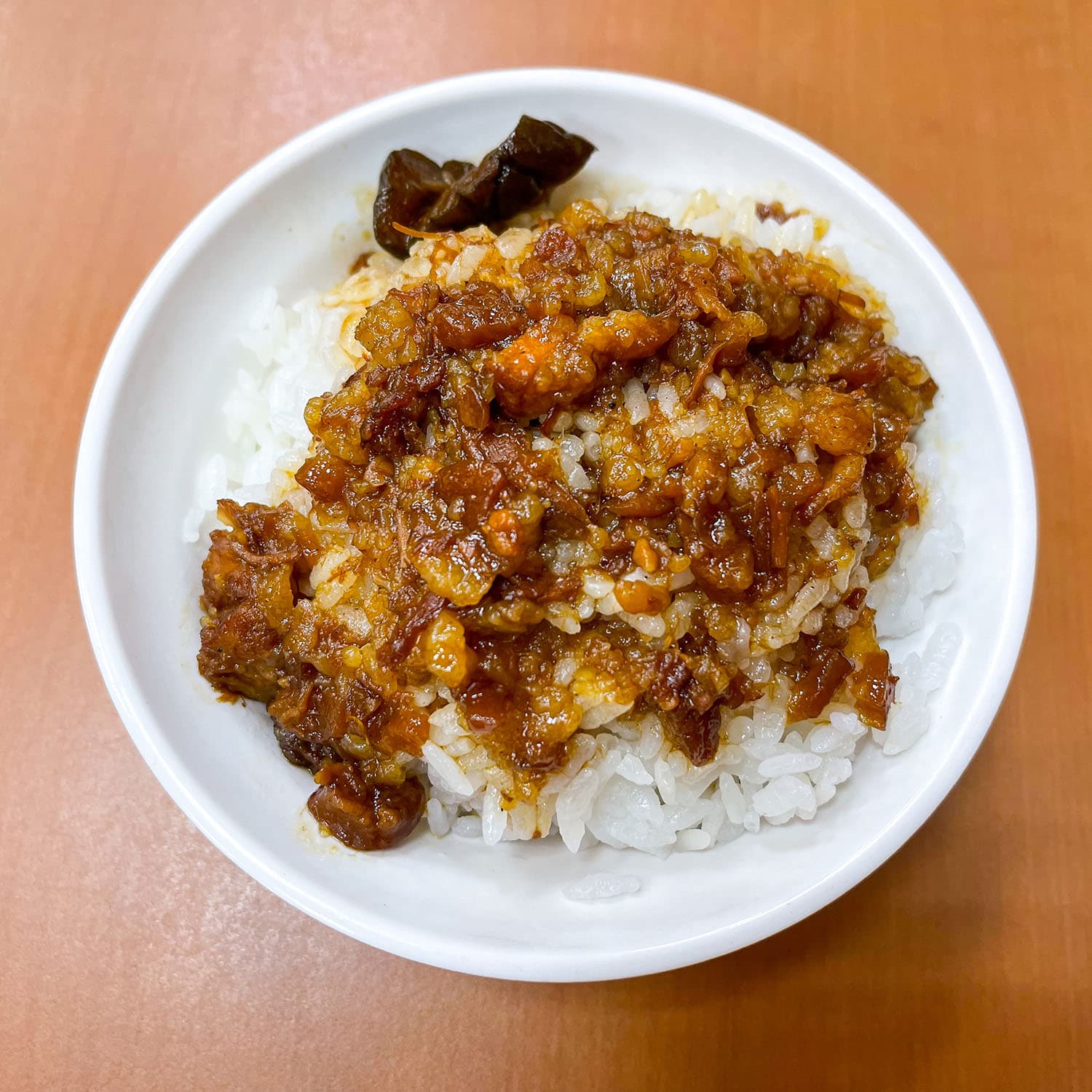 「黃記魯肉飯」的招牌滷肉飯雖以肥肉為主,但肥而不膩,鹹香的醬汁略帶膠質,令人回味。(Michelin提供)