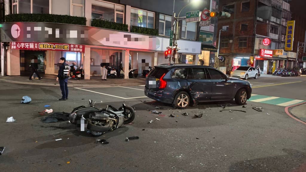 由於撞擊力道猛烈,機車零件散落一地。(翻攝畫面)
