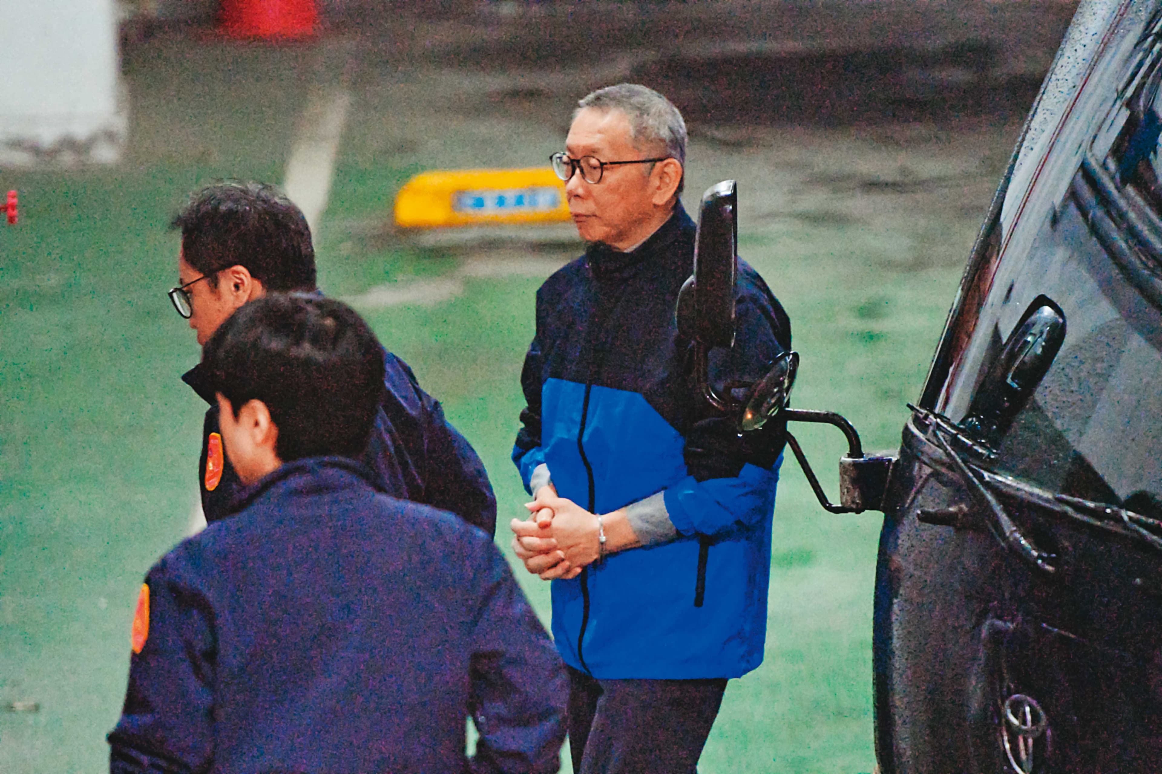 柯文哲(右)遭羈押後曾說:「一人政黨開始,不能一人政黨結束。」