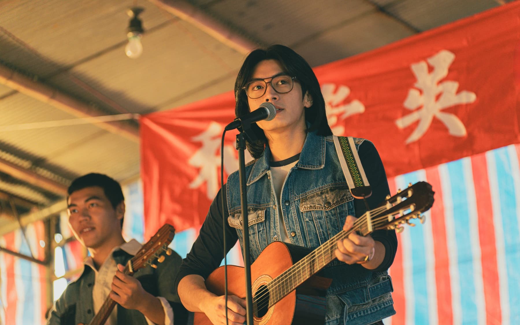 宋柏緯飾演的理工科大學生熱愛音樂,與他現實生活中一樣,都是樂團樂手。(瀚草文創GrX STUDIO提供)