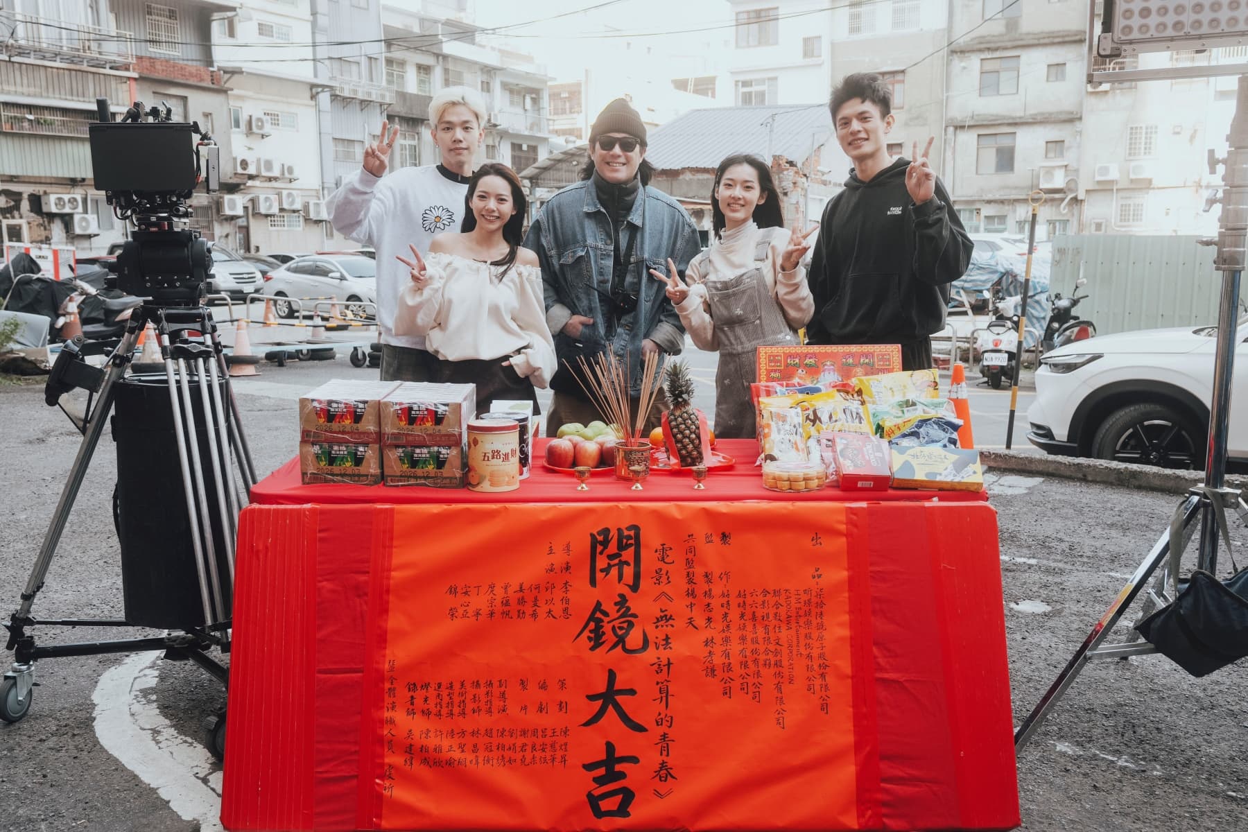 《夜市王》導演李伯恩（中）也是第一次執導劇情長片，開拍前帶著4位主演上課、打籃球。（柒拾陸號原子 提供）