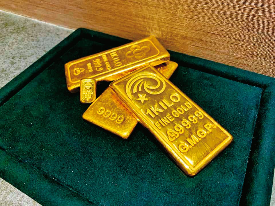 涂誠文有黃金大享之稱,但被檢警認定以黃金交易為名掩護地下匯兌及洗錢。(翻攝睿森銀樓臉書)