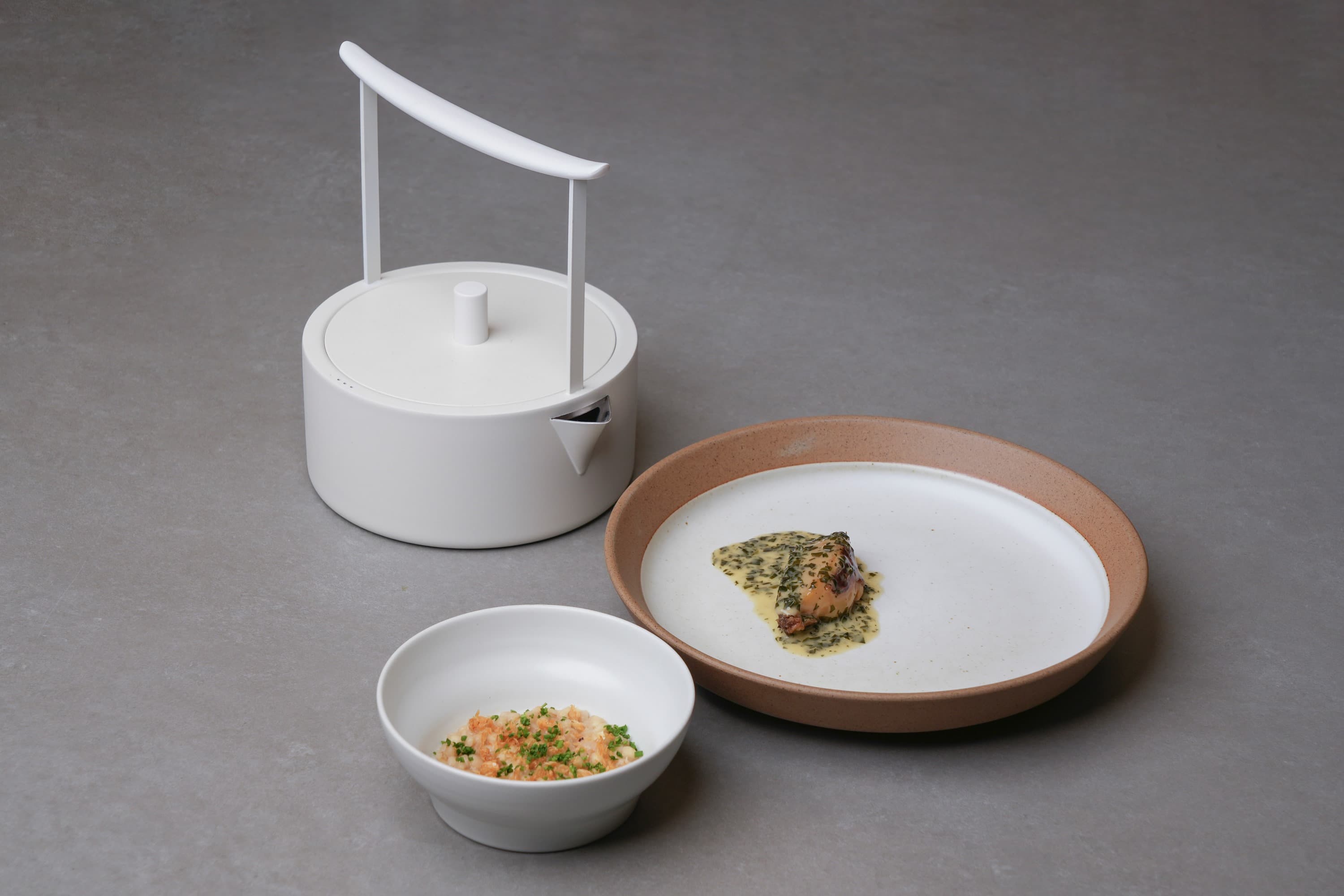 AKIN X SOIGNÉ四手聯彈星級饗宴的海鮮主菜「鮑魚&海帶Abalone & Miyeok」。(AKIN君尹提供)
