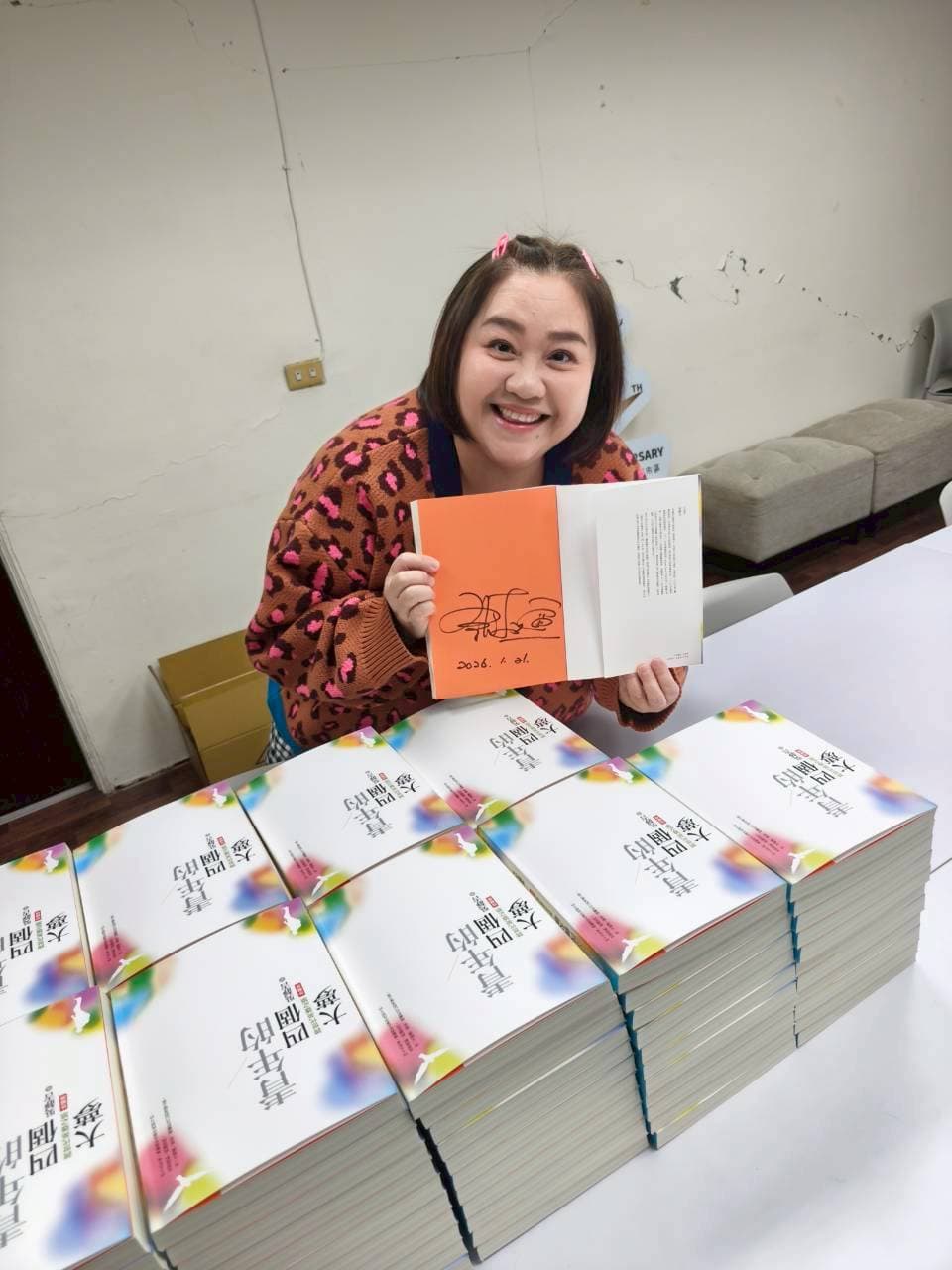 鍾欣凌長期支持紙風車,將劇場經驗化為公益力量,成為孩子們的穩固「椅仔咖」。(紙風車劇團提供)