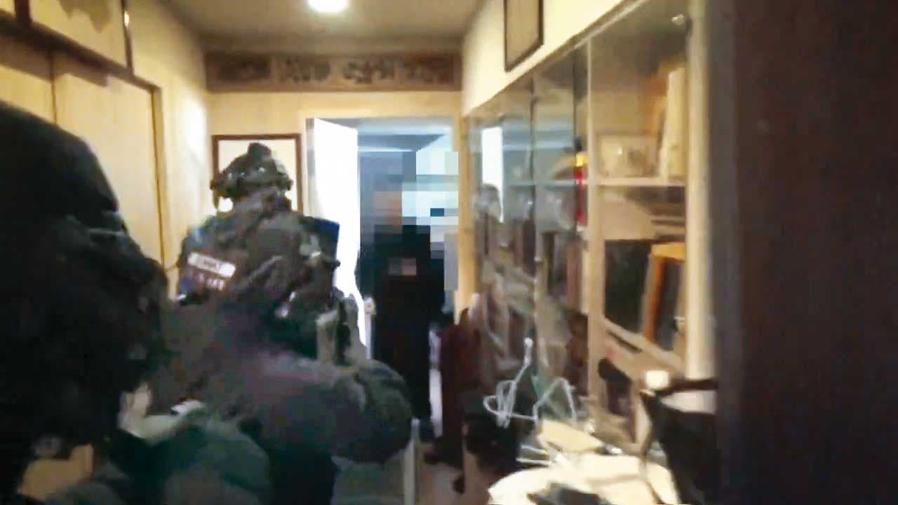 警方前年7月大舉搜索王薀精舍,查扣監視器畫面等證物,並將相關疑犯帶走。(翻攝畫面)
