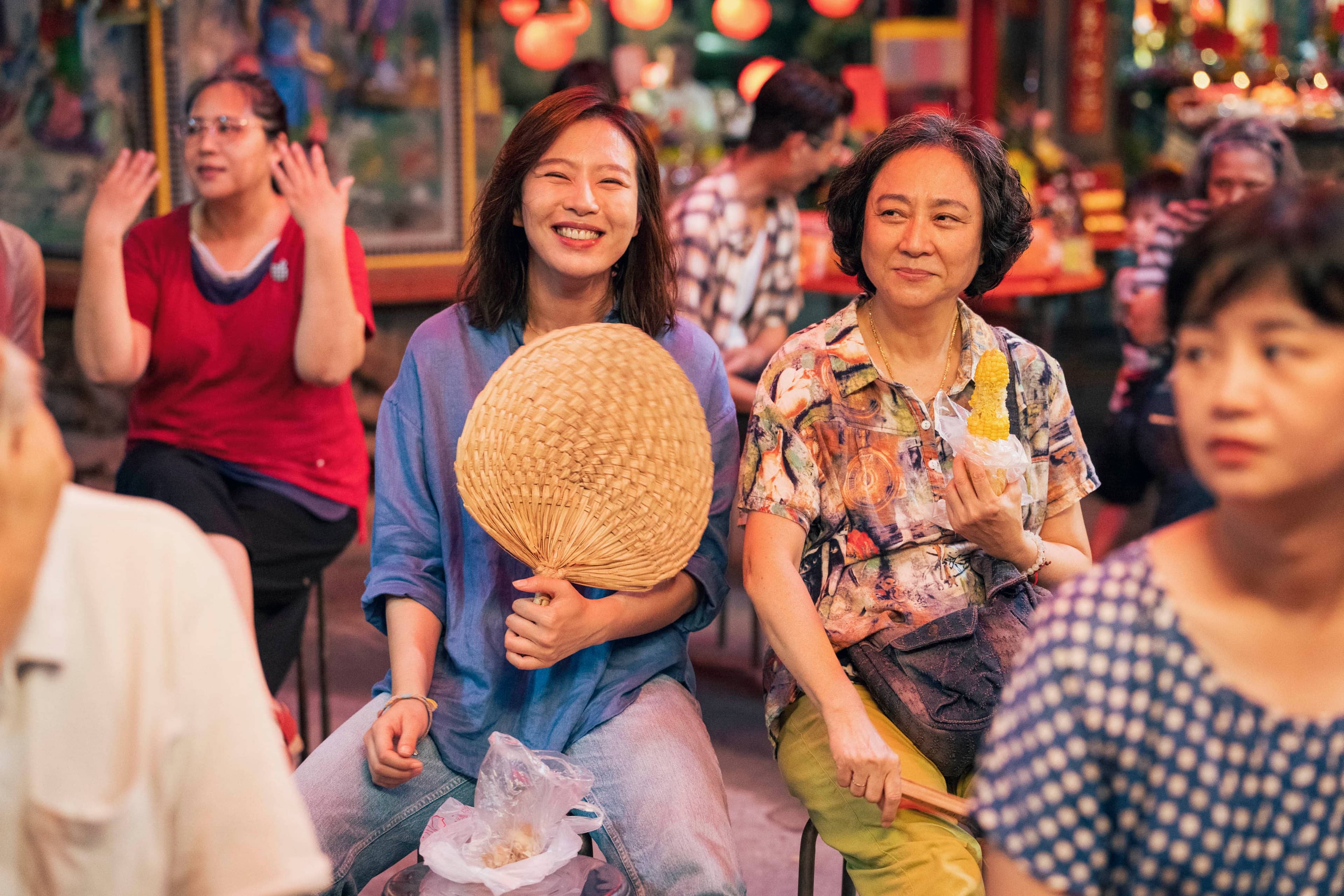 劉品言(左)為了《莎莉》在拍攝前4個月,即跟劇組下台中東勢熟悉環境。(伯樂影業提供)