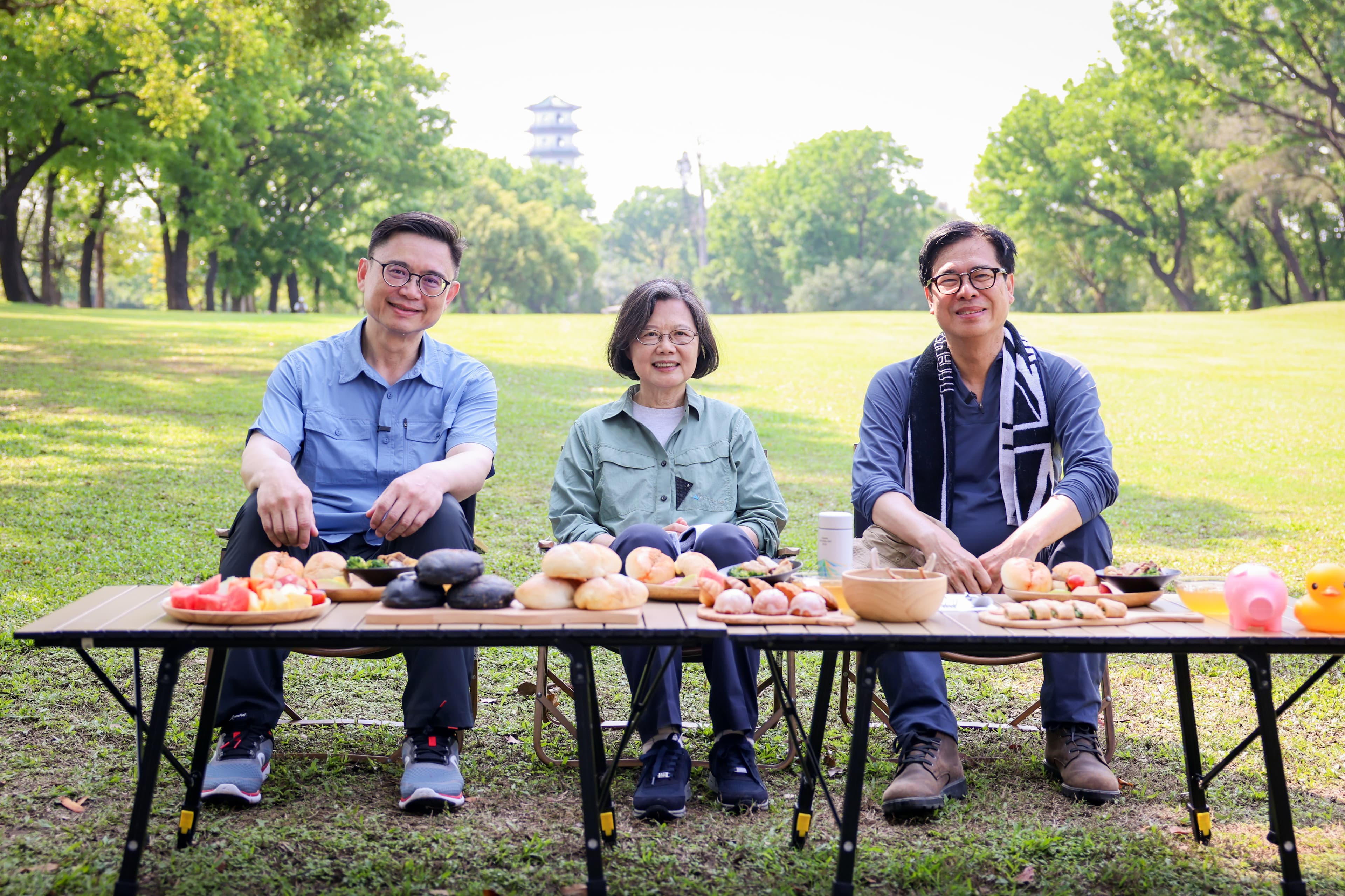 健行過後，賴瑞隆帶來滿滿美食。（賴瑞隆辦公室提供）