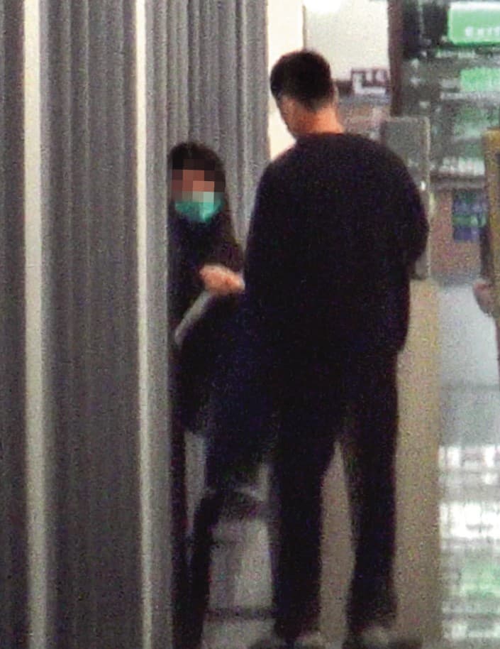 3/21 00:11,跟警衛報備完後,阮經天隨即走向一處醫院有管制的區域。