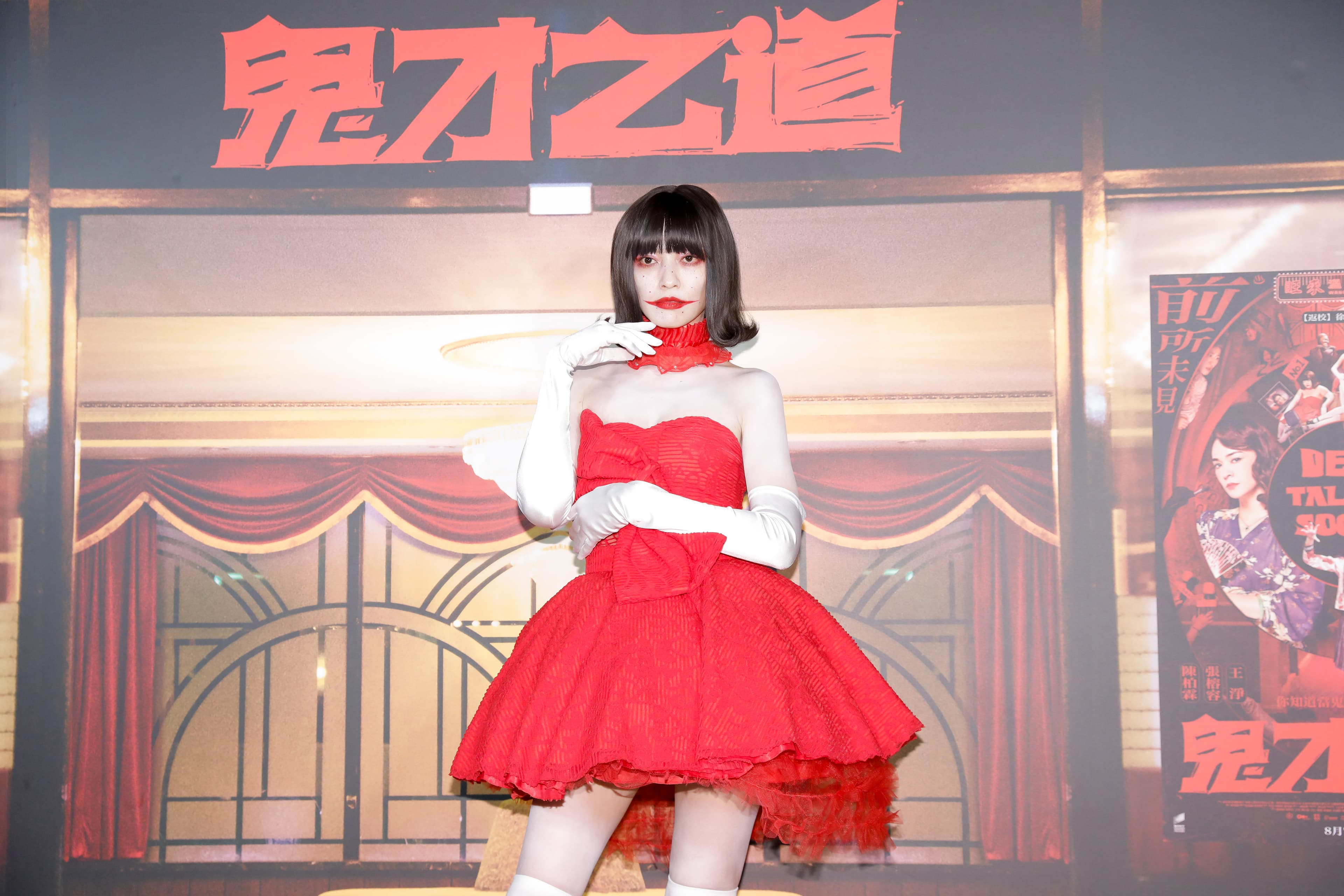 姚以緹的嘴唇要畫半個小時才能完妝,妝容設計得很精緻。