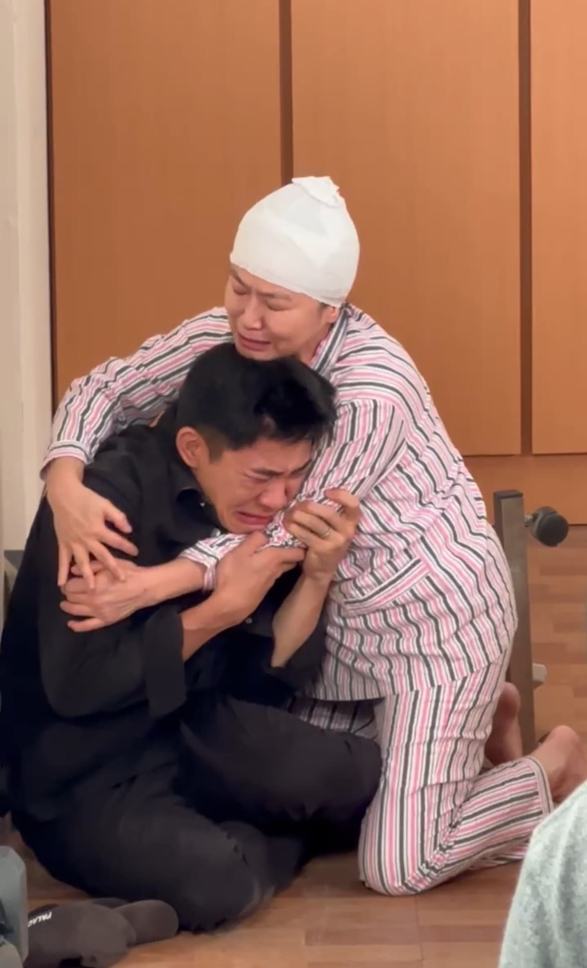  謝瓊煖溫柔演出「親情攻勢」，感化孫子逼哭工作人員。（民視提供）