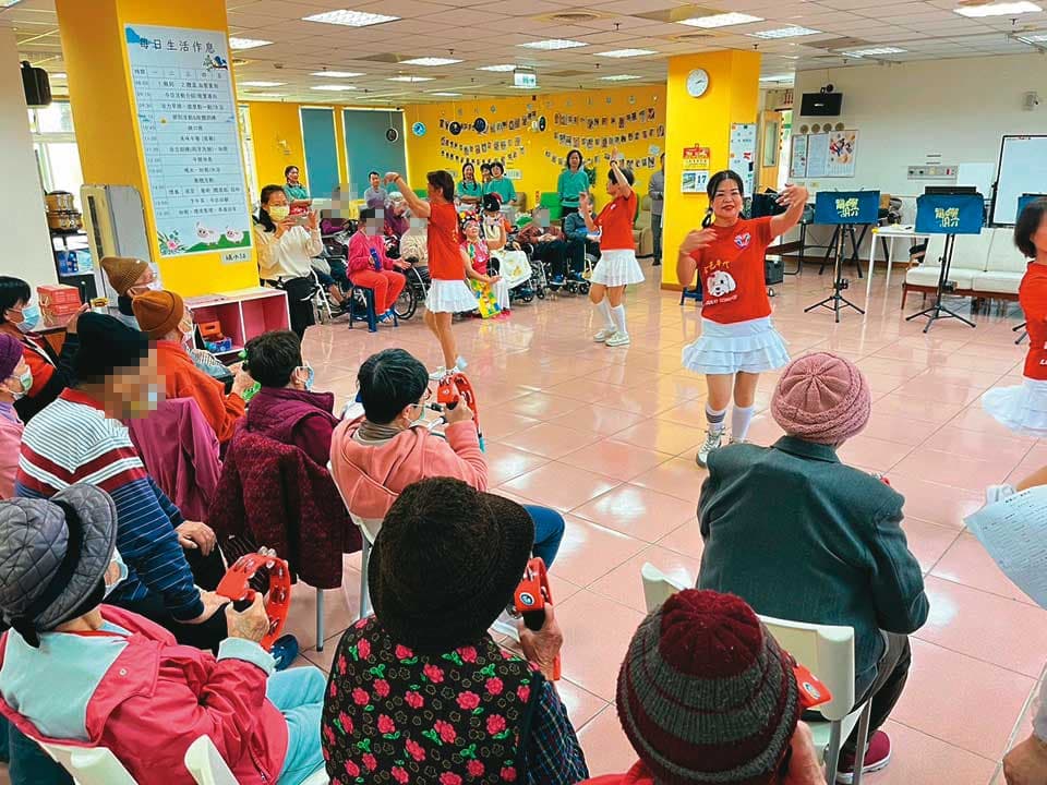 黃至君認為懷寧護理之家經營不善,恐損及收容人權益。(翻攝桃園市私立懷寧護理之家臉書)