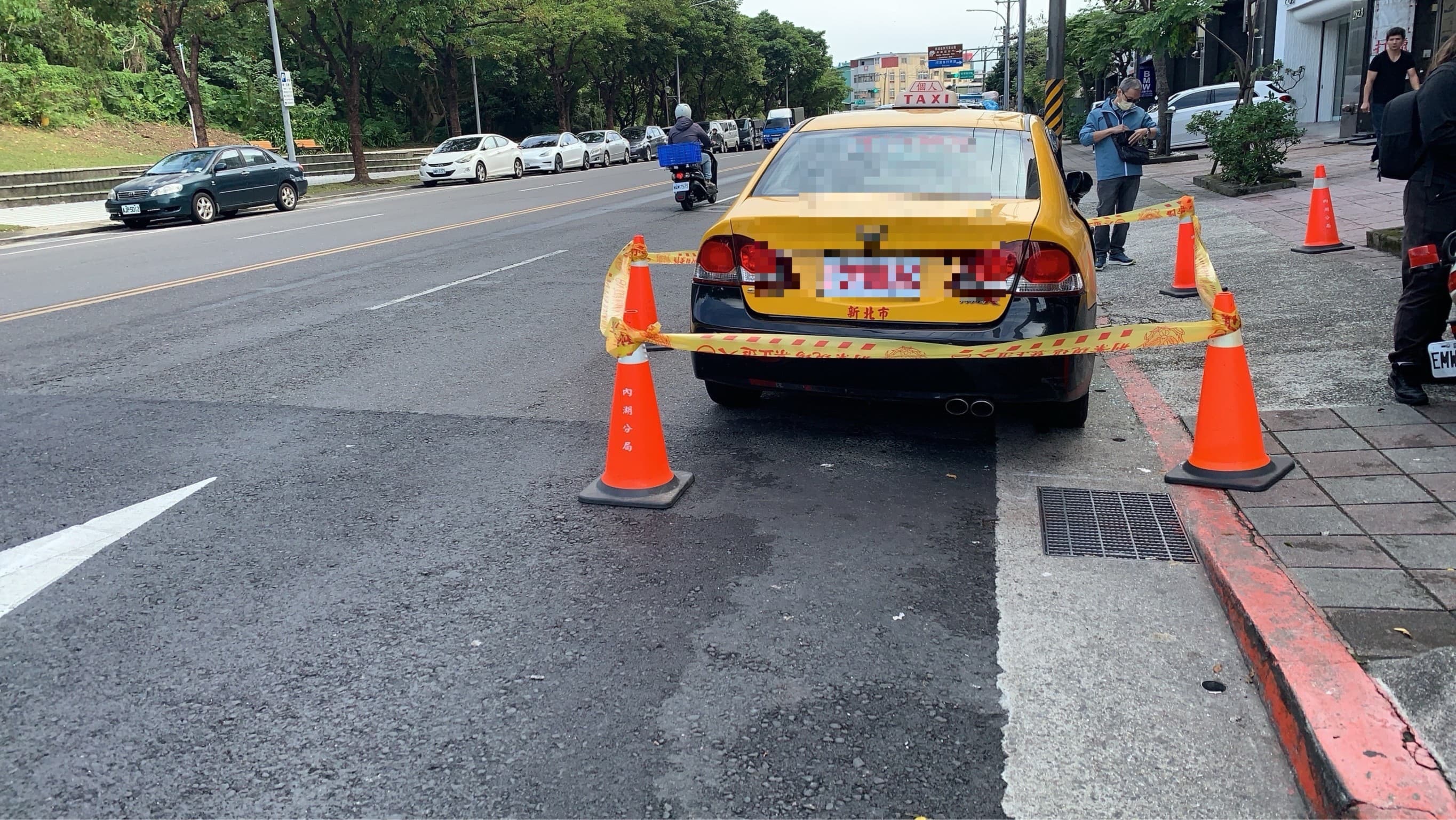 警消到場破窗後發現杜男已陳屍在駕駛座上，隨即封鎖現場調查。（翻攝畫面）