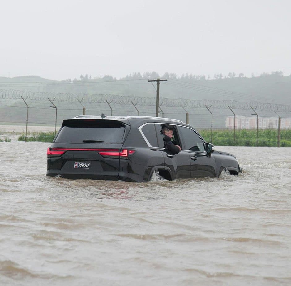 金正恩的豪車泡在水中。（翻自X平台）