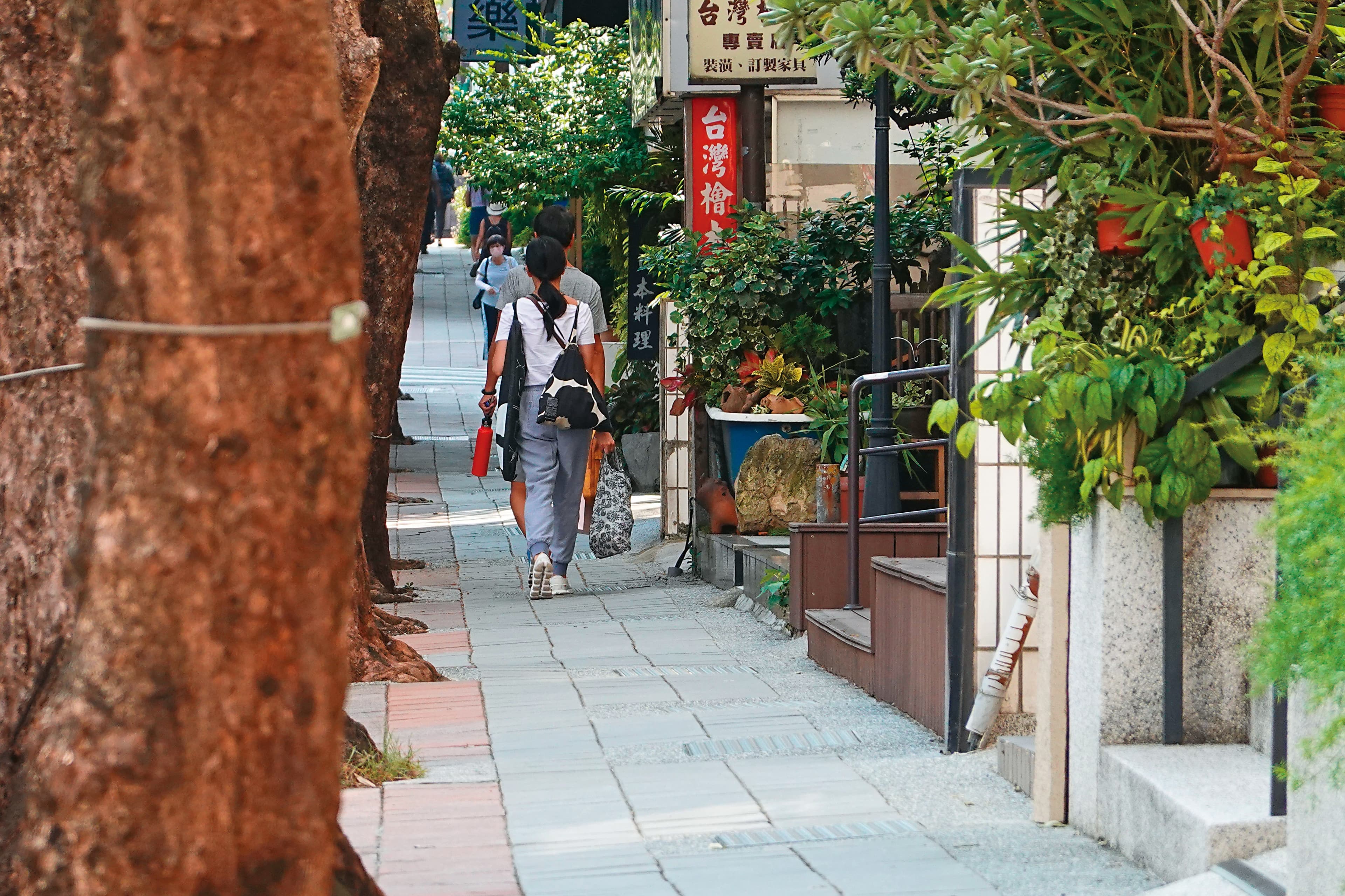10/16,14:09,林熙蕾與老公拎著大包小包返家,住處看來也是低調隱蔽的所在。