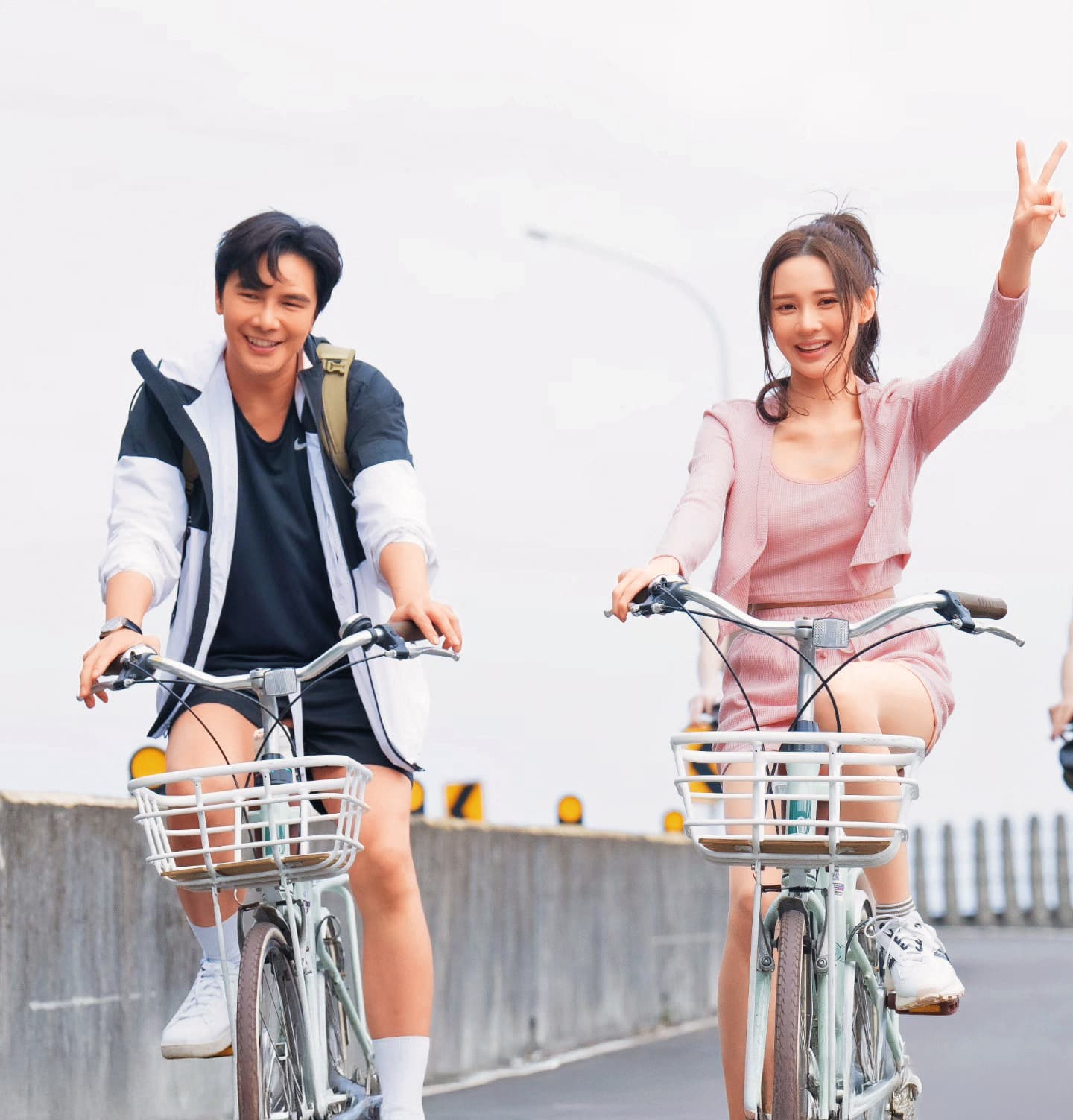 謝佳見(左)最新作品是台馬合作的愛情懸疑片《解碼》,他與大馬女星黃詩棋(右)飾演夫妻。 (翻攝自謝佳見臉書)
