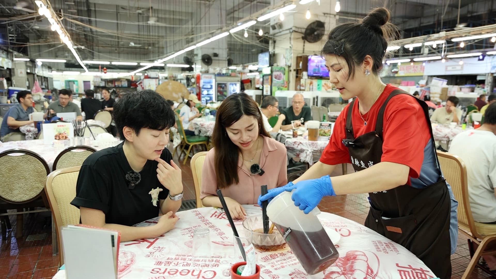 新肥泉的店員Cindy細心為我們示範該如何「láng碗」。