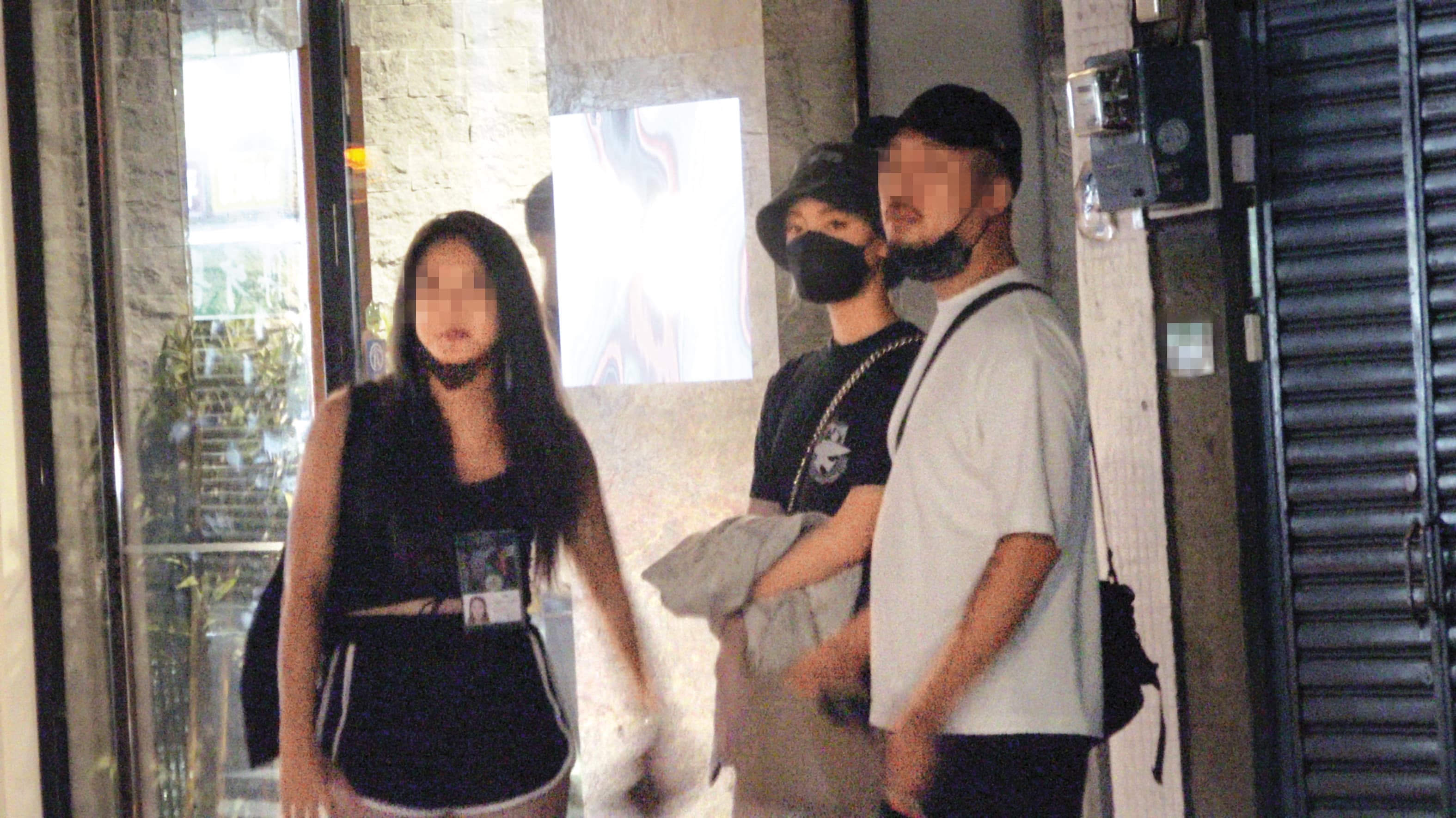 曾被拍到和吳卓源(中)約會的鬍渣男(右),是瘦子的表哥。