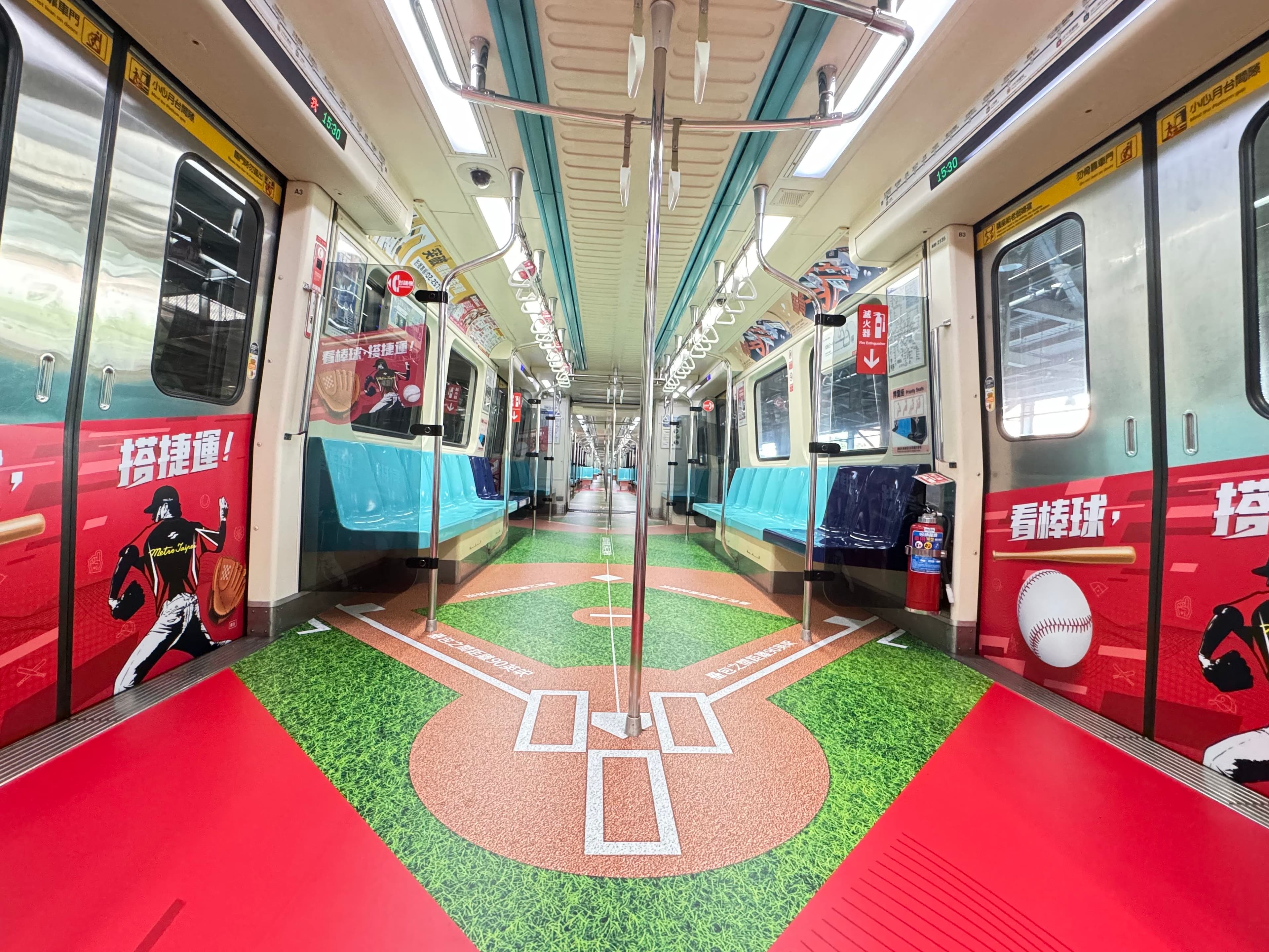捷運車廂內部變身為棒球場。(台北市政府提供)