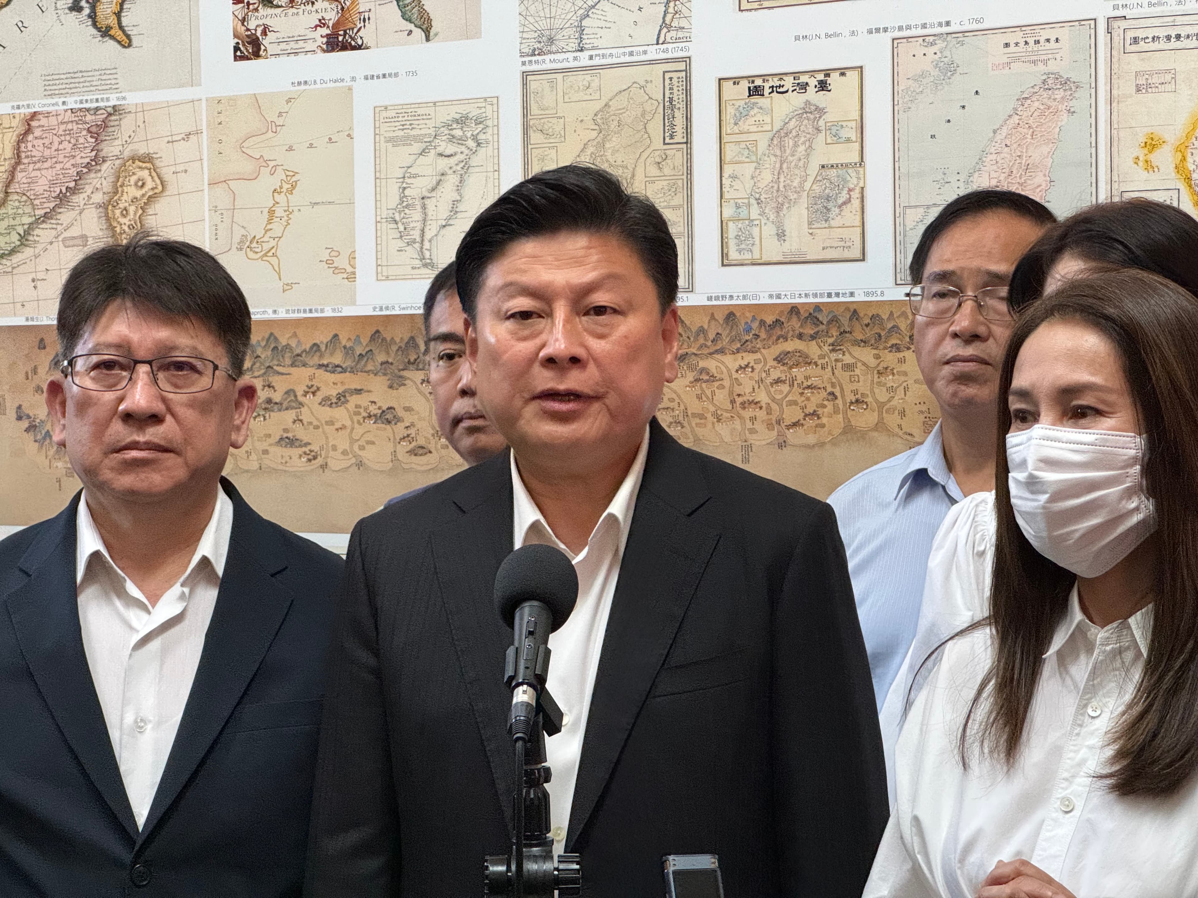 國民黨總召傅崐萁喊要開會討論。