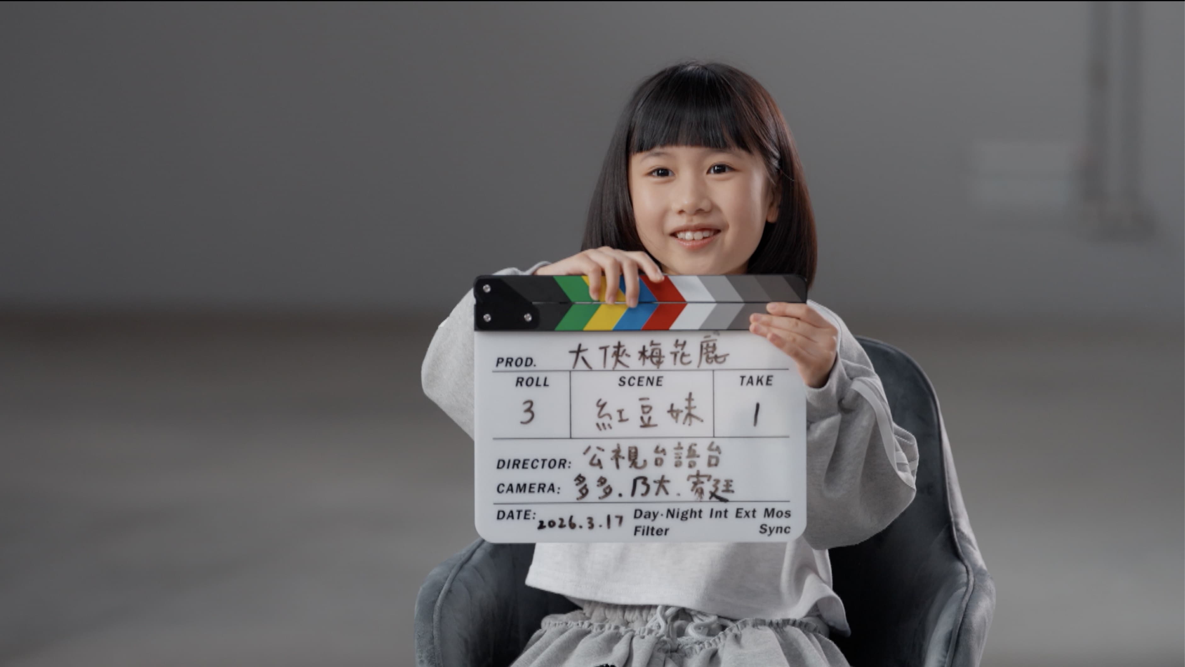 年僅8歲的導讀人紅豆妹推薦有趣的《大俠梅花鹿》。(公視台語台提供)