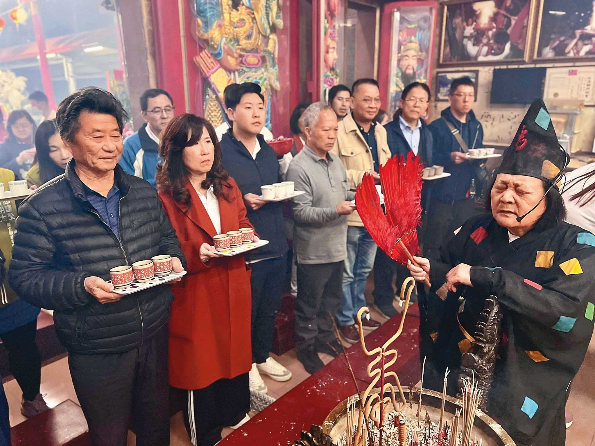 川湖創辦人林聰吉相當虔誠,曾在事業面臨轉變關頭時到廟裡問事。(翻攝高雄路竹慧賢宮臉書)