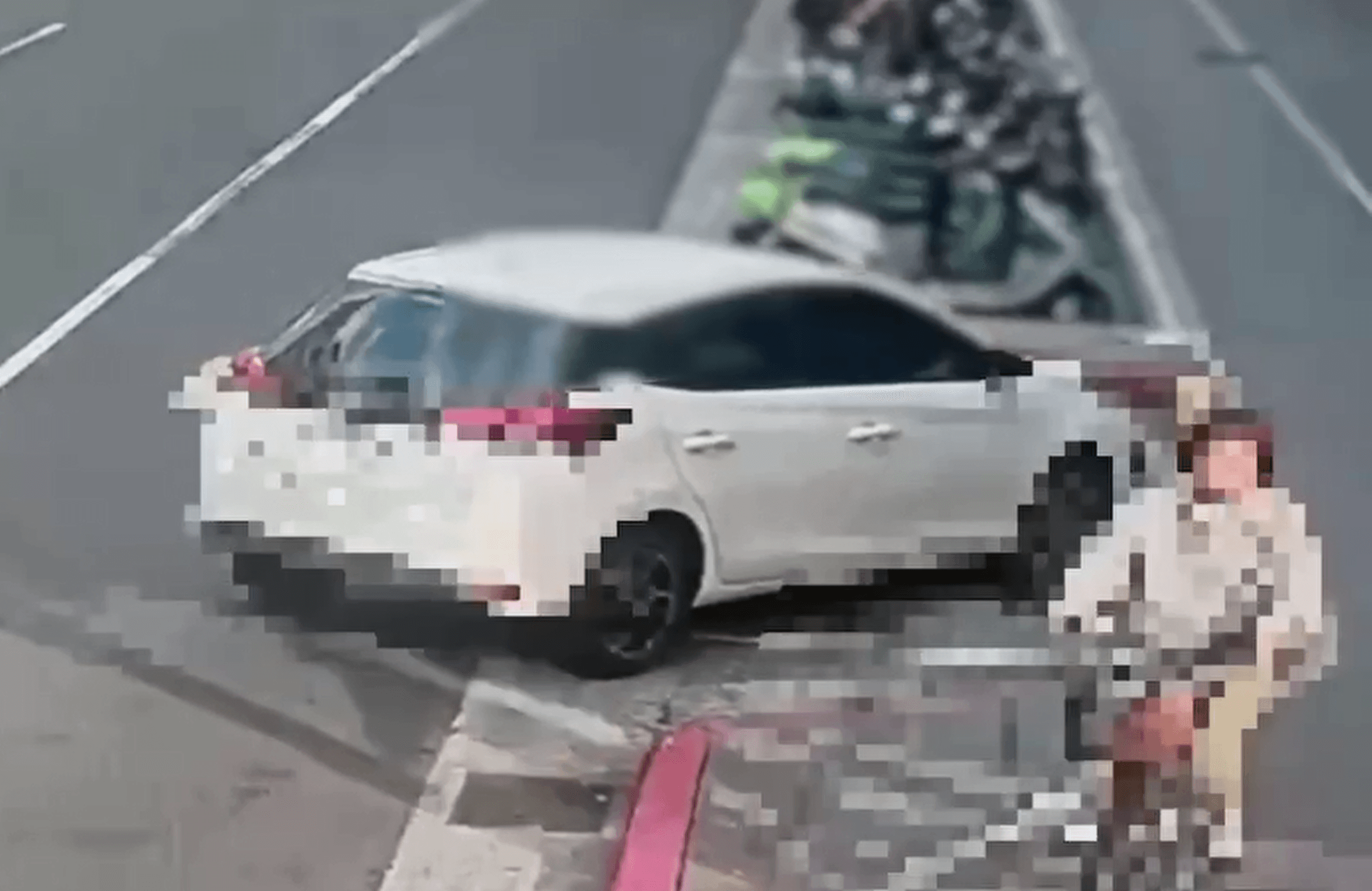白車暴衝開上人行道當時,正好一名自行車騎士經過,就差1秒就會被撞飛。(翻攝畫面)