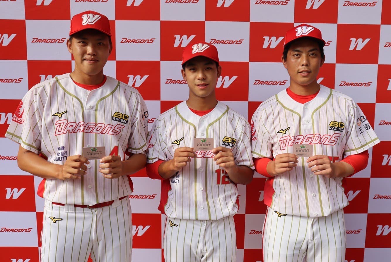 味全龍球員(左起)鄭展昊、李致霖、吳秉恩,手持大愛捐髓卡,正式加入慈濟造血幹細胞骨髓資料庫。(慈濟基金會提供)
