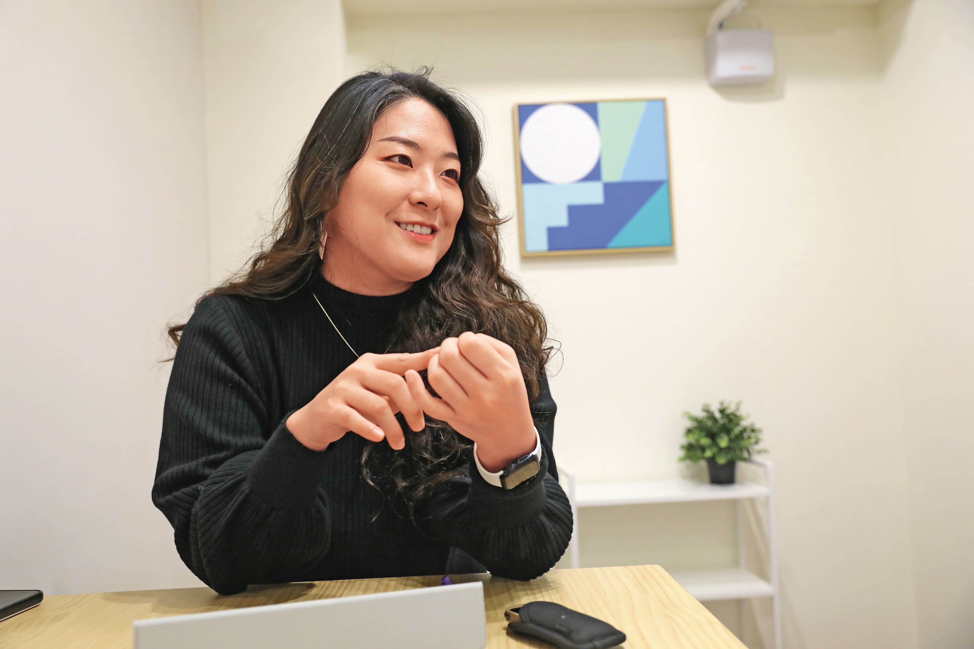 許文菁說,幼教專業不受重視,老師薪資低又高工時、高情緒勞動的血汗環境是幼兒園兒虐案頻傳的主因。