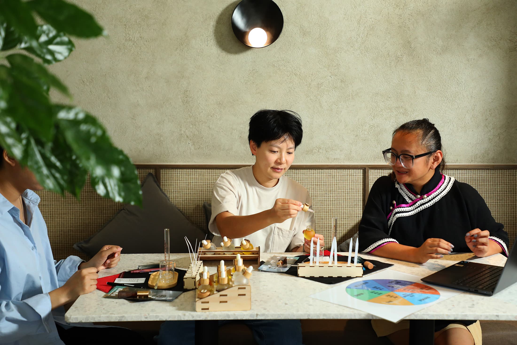飯店與丹大布農部落合作推出馬告香水DIY課程,經由部落香氛師的引導解說,讓遊客能深入了解在地人文風情。